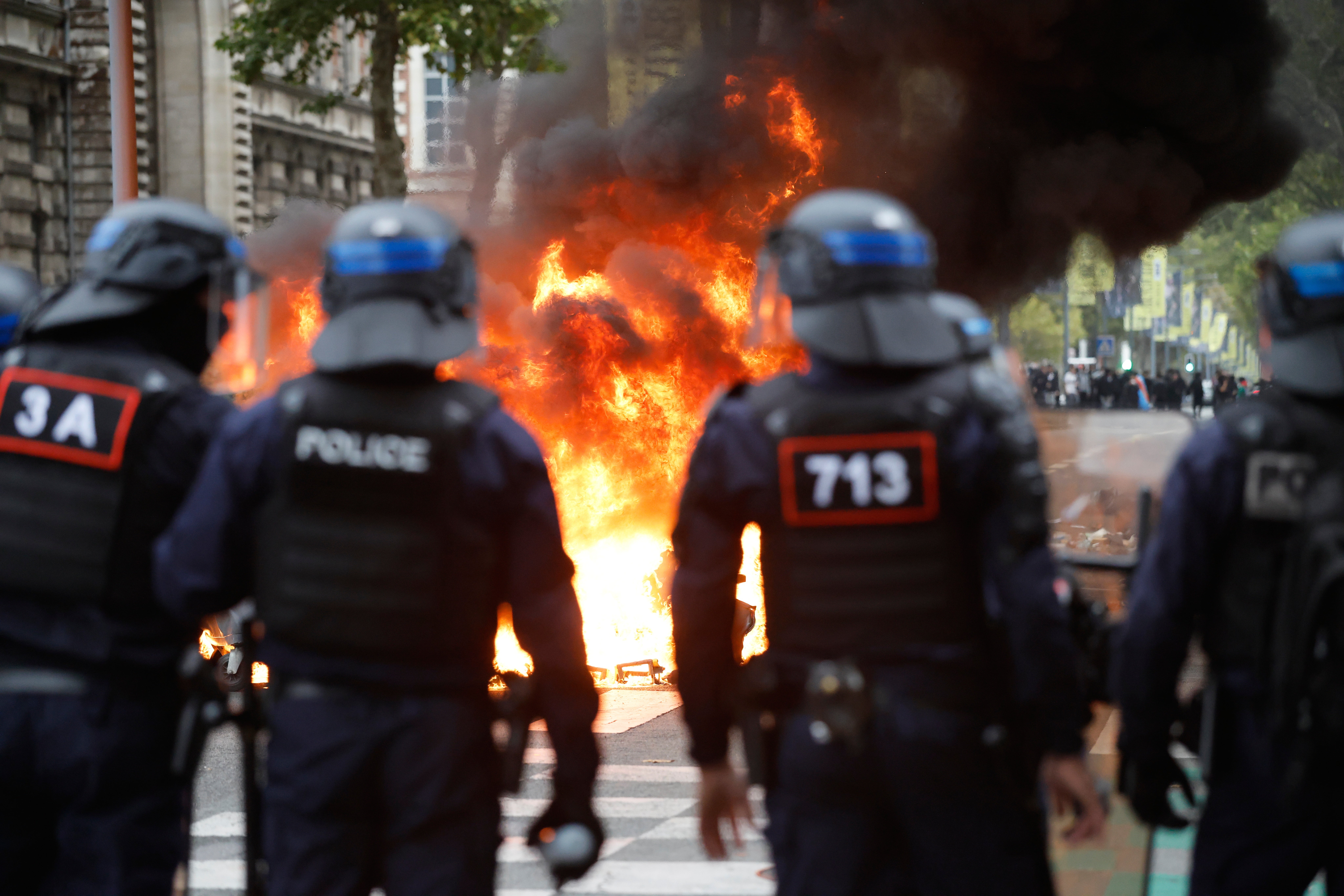 La policía antidisturbios acudió al sitio para hacer frente a las crecientes protestas
