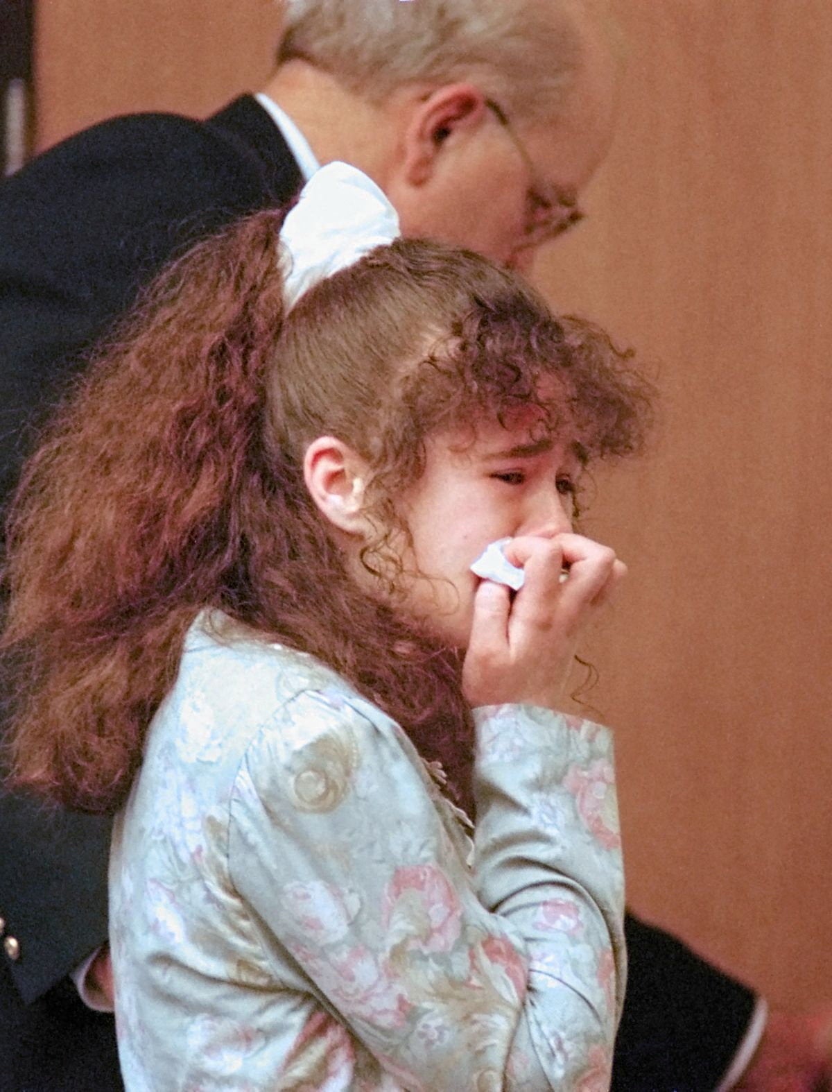 Christa Pike es escoltada a la salida del Tribunal Penal del condado de Knox, en Knoxville, Tennessee