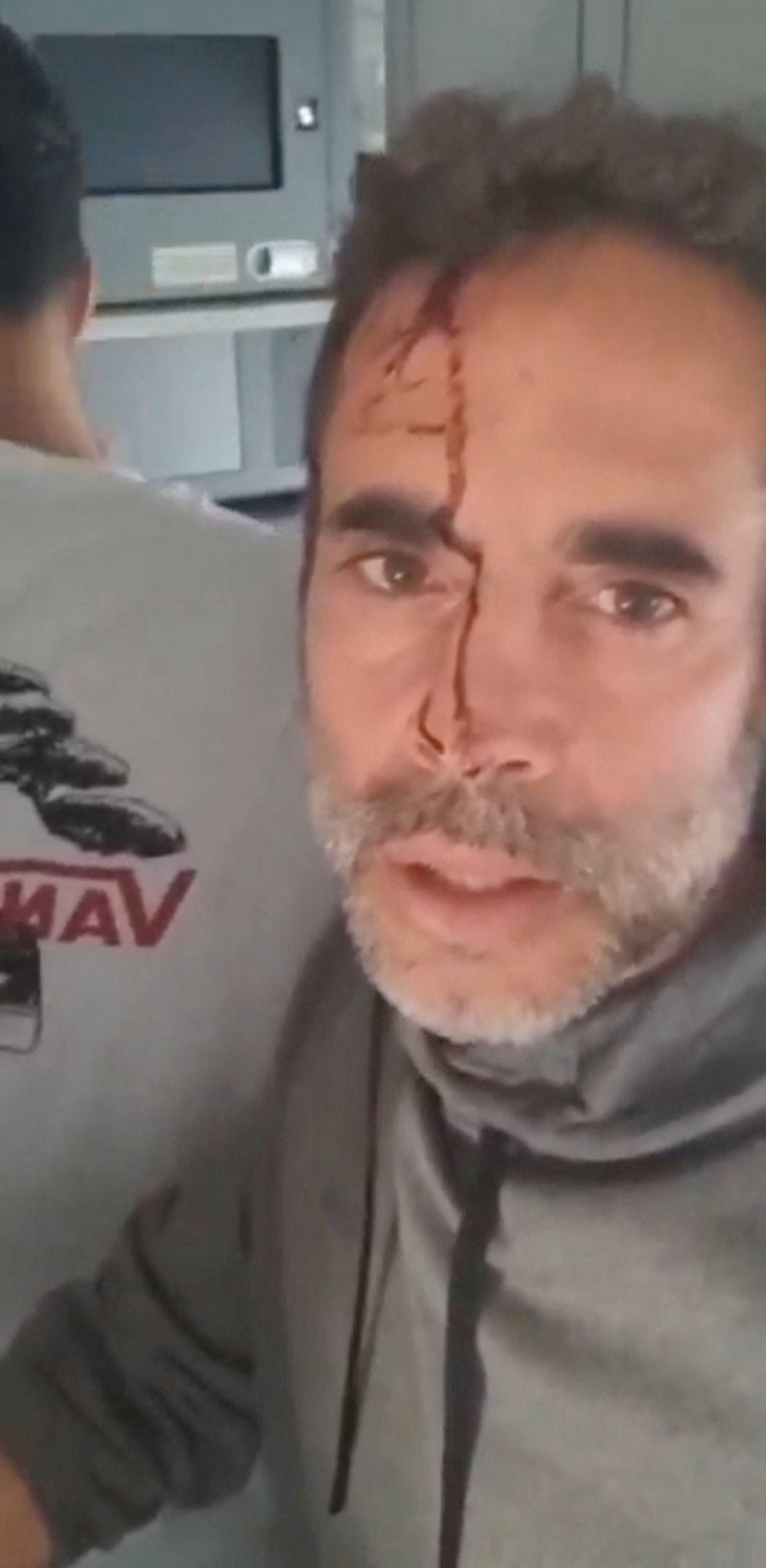 “Estamos aquí durante el secuestro de un avión. En este momento hemos reducido a los terroristas, nos estamos acercando al aterrizaje. Quienquiera que me esté escuchando, necesitamos ayuda”, dijo un pasajero con la cara ensangrentada en un video publicado en las redes sociales
