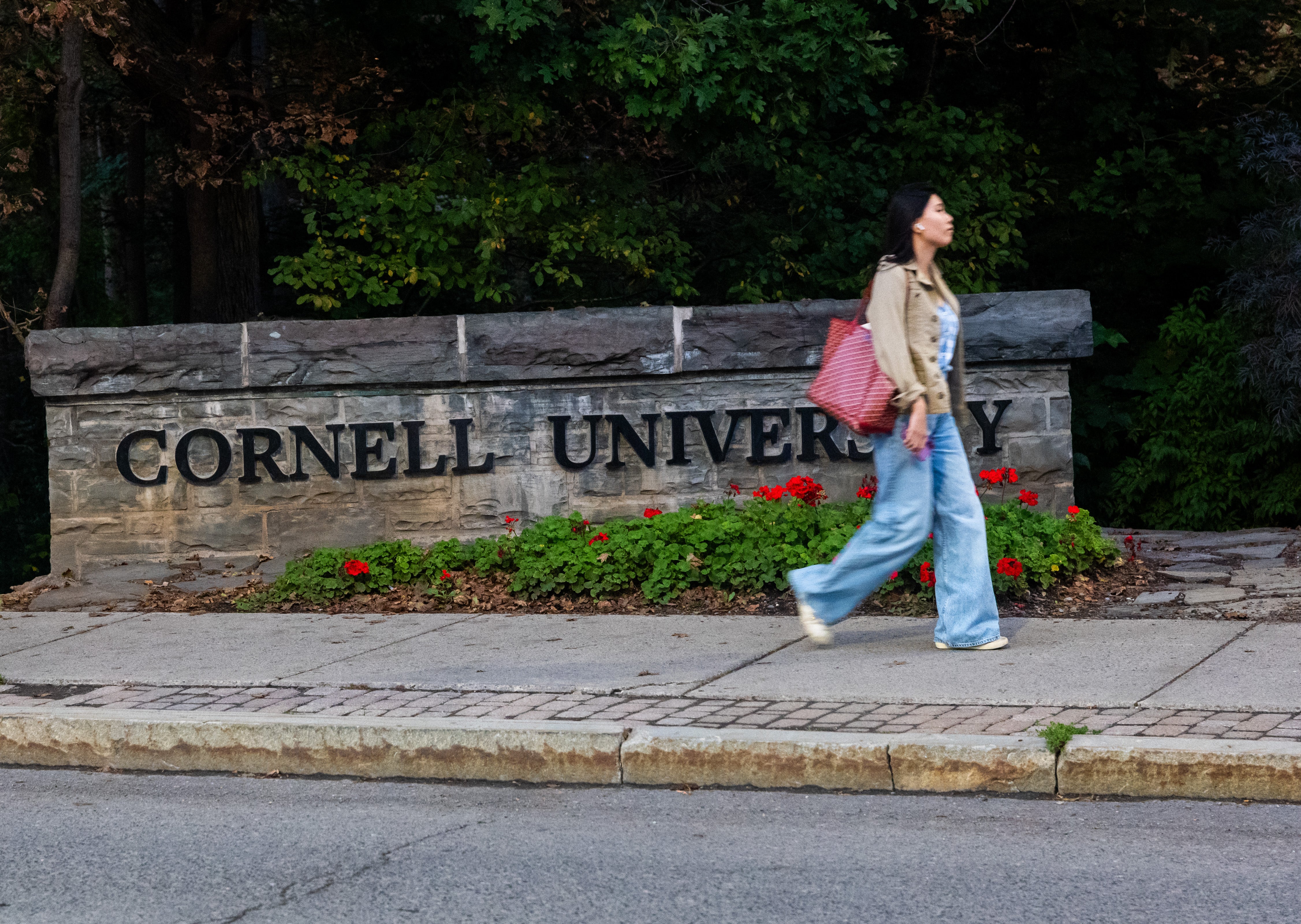 Una estudiante camina por el campus de la Universidad de Cornell el 29 de septiembre de 2026 en Ithaca, Nueva York
