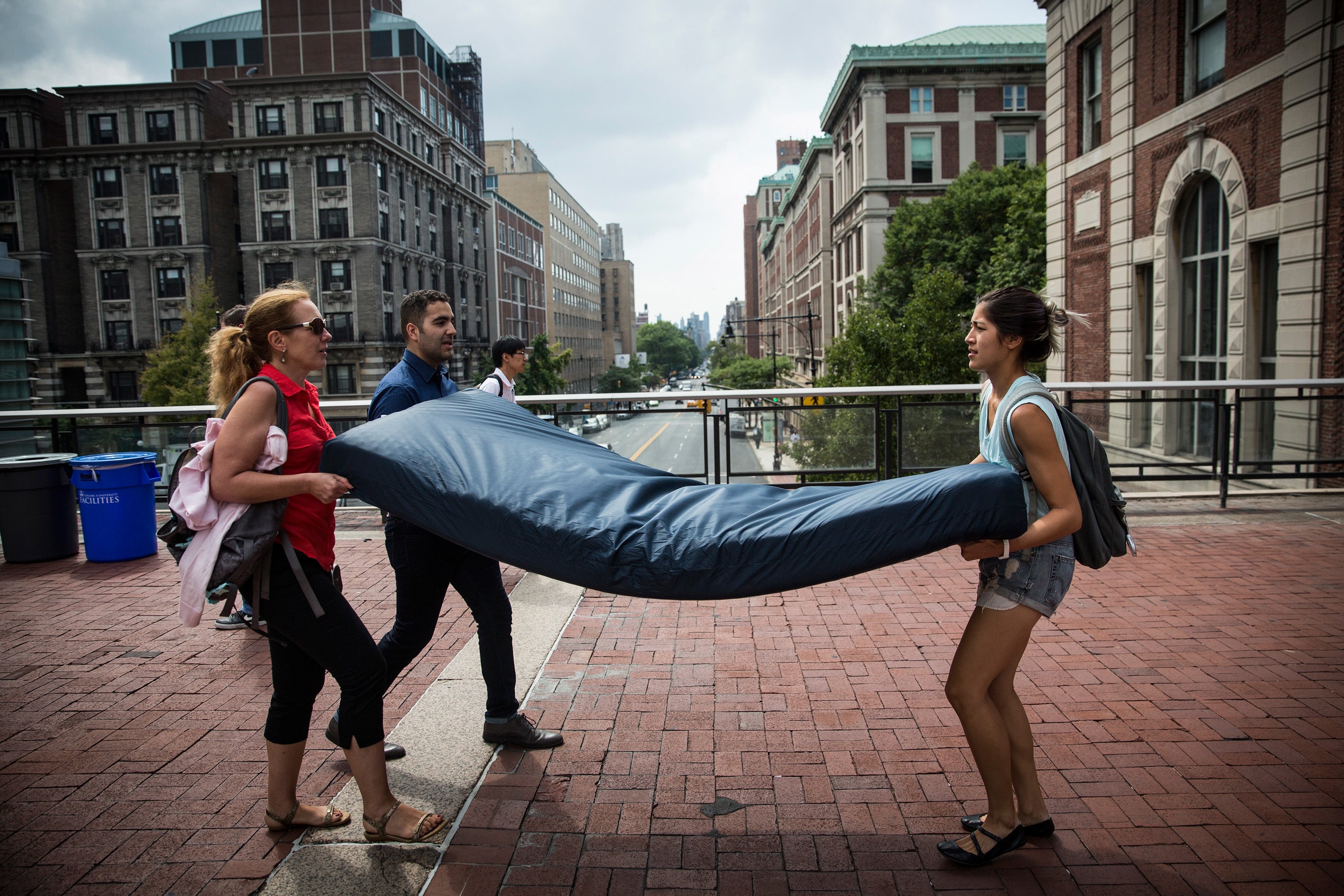 2012: Emma Sulkowicz cargó un colchón por el campus de la Universidad de Columbia después de denunciar que había sido violada en su dormitorio y considerar que la institución no había tomado medidas