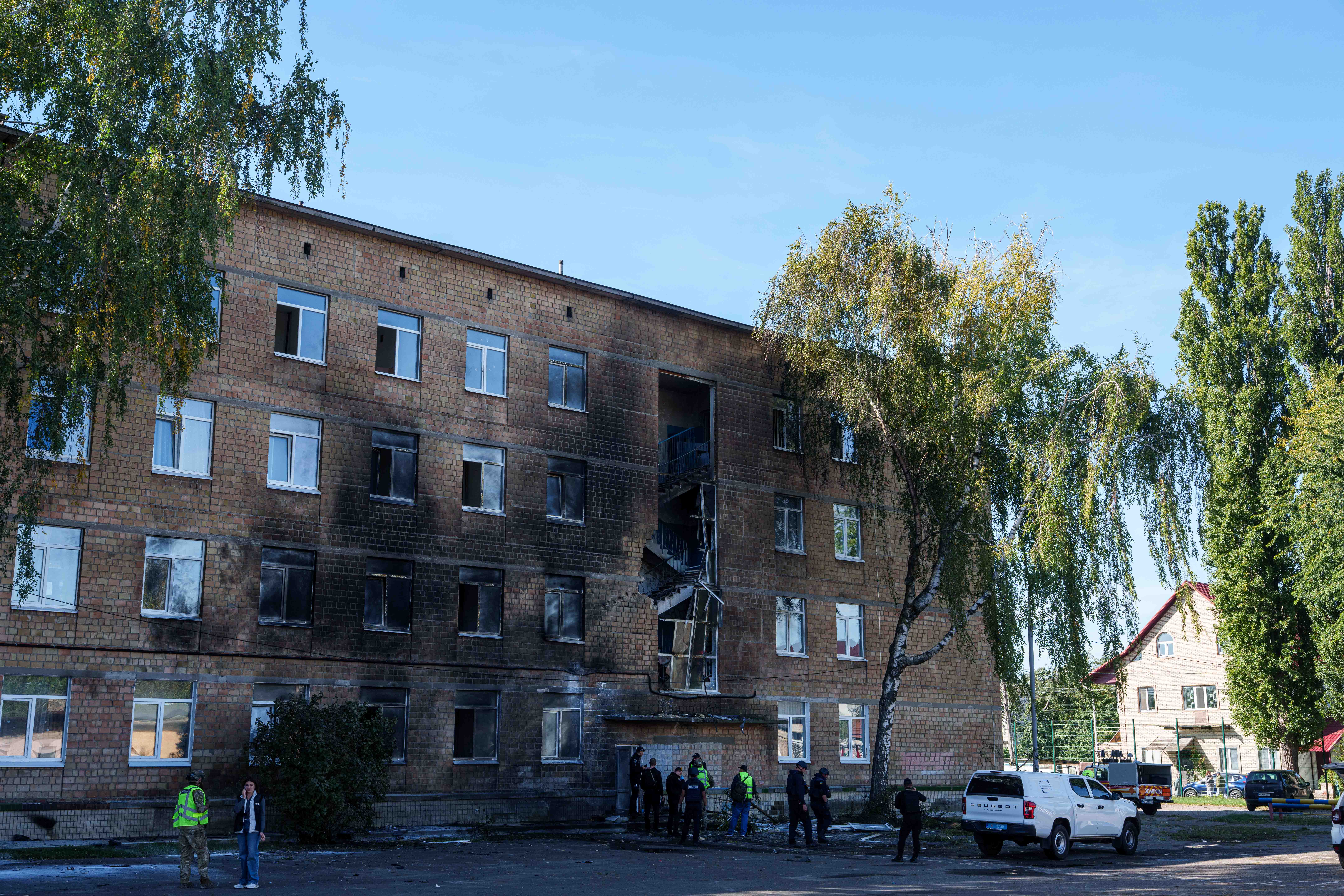 Un dron ruso impacta una escuela en Kiev mientras Moscú intensifica su campaña aérea contra Ucrania