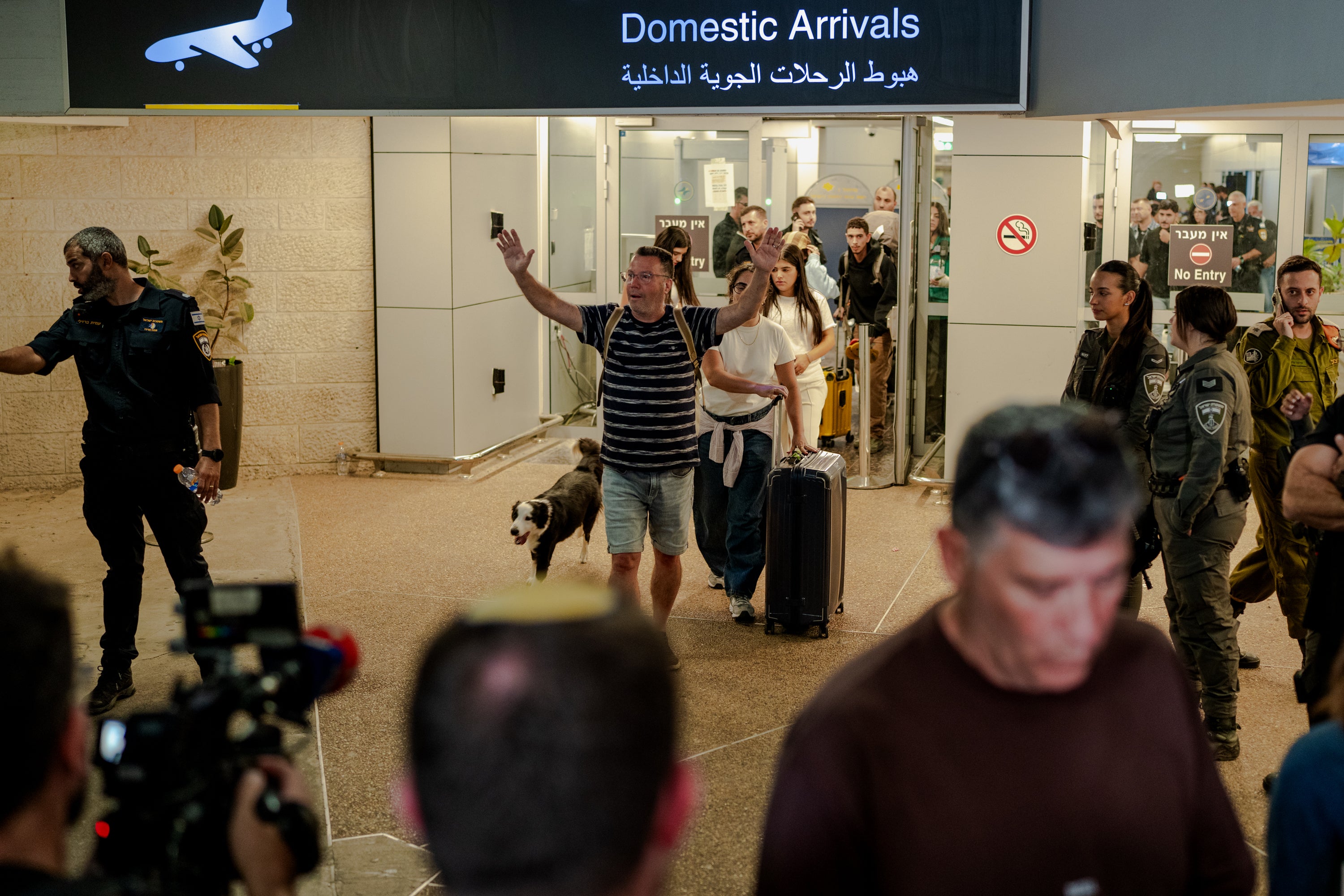 Un pasajero levanta los brazos aliviado al llegar el miércoles al aeropuerto Ben Gurion, después de que el vuelo de flydubai con destino a Tel Aviv tuviera que ser desviado