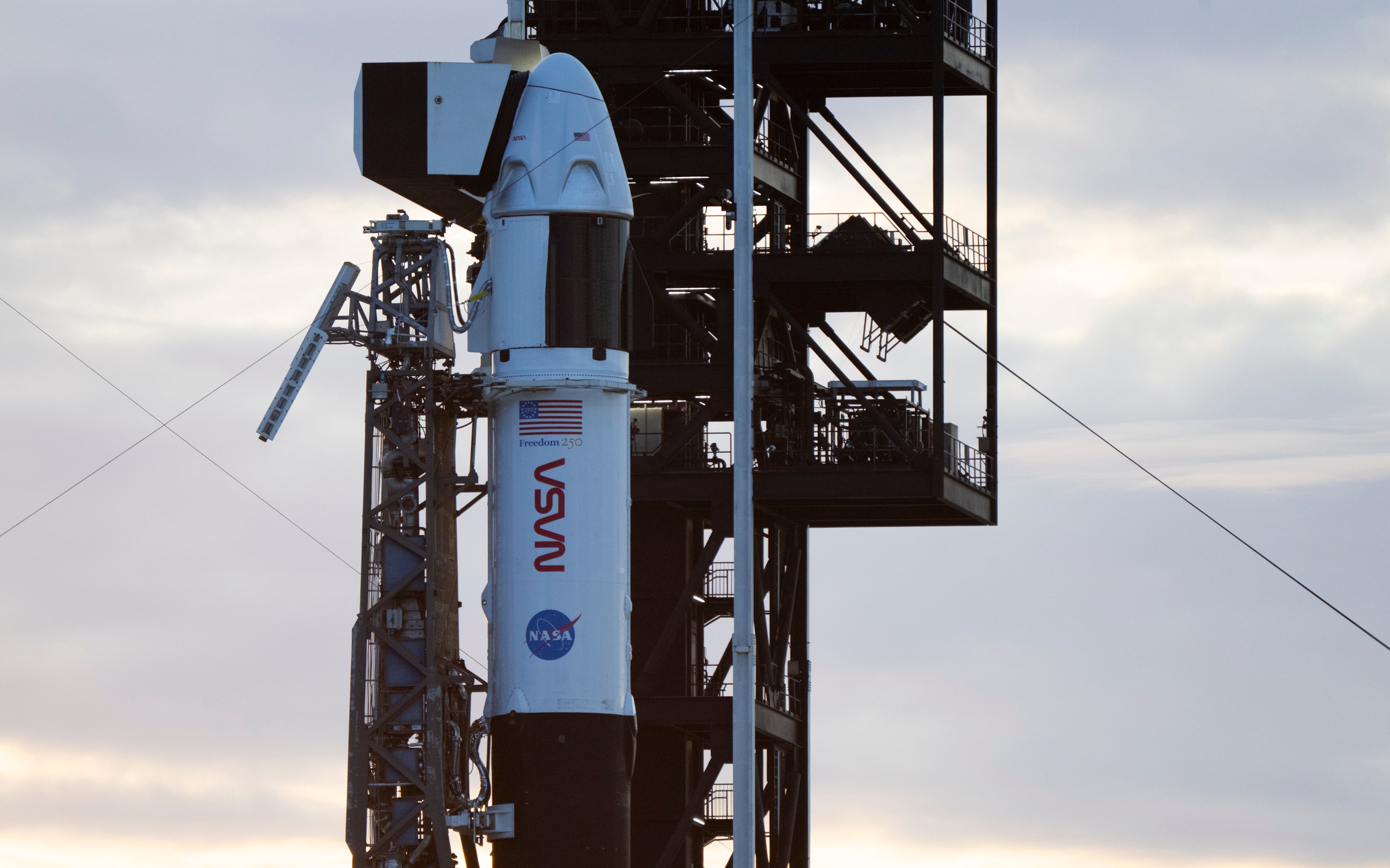 Un cohete Falcon 9 de SpaceX con la nave espacial Dragon de la empresa en su parte superior, en la Estación de la Fuerza Espacial de Cabo Cañaveral, en Florida, el 30 de septiembre, antes de la misión Crew-13