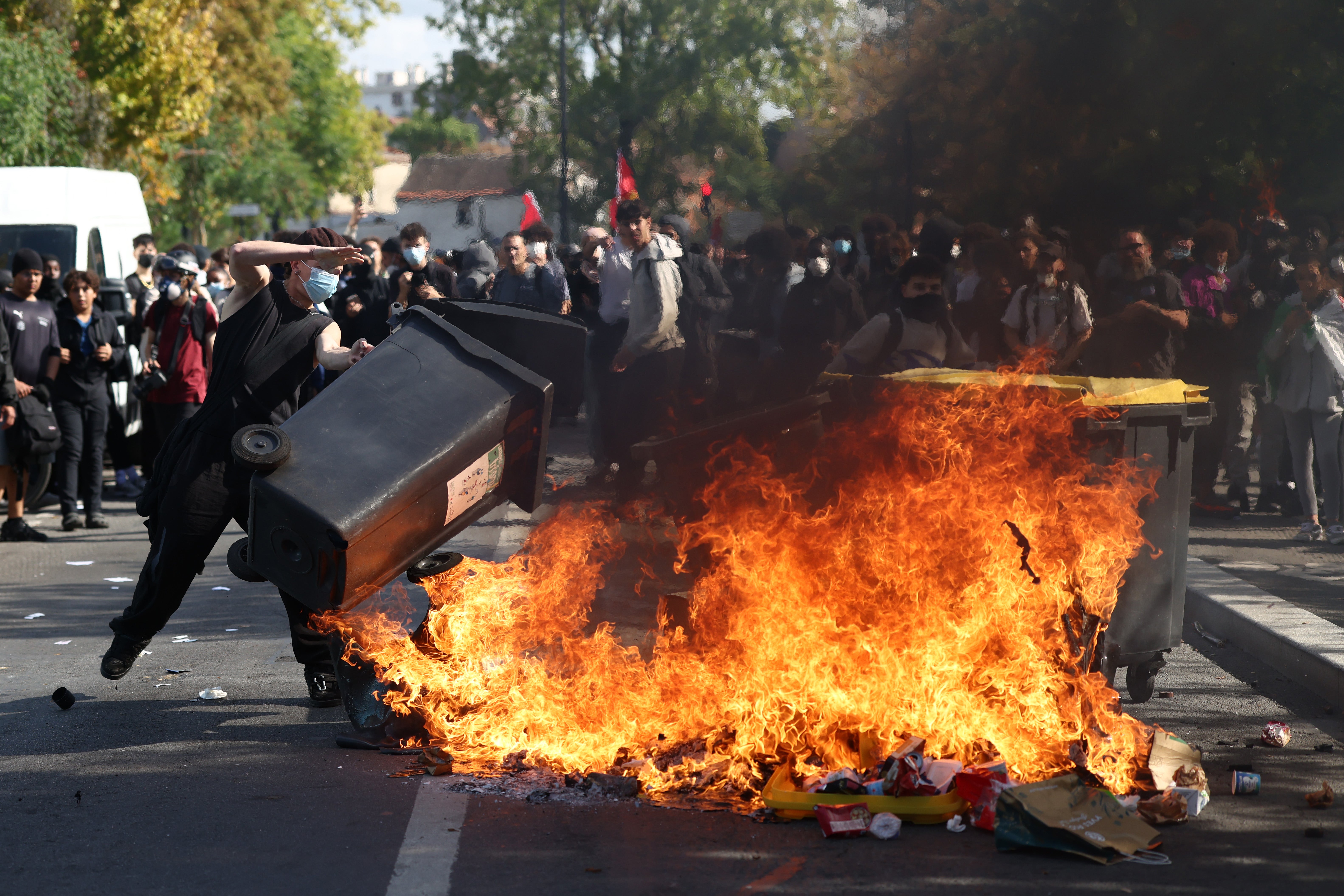Unos estudiantes franceses provocaron incendios durante los enfrentamientos con la policía en una marcha por las calles de la comuna de Aubervilliers el 1° de octubre