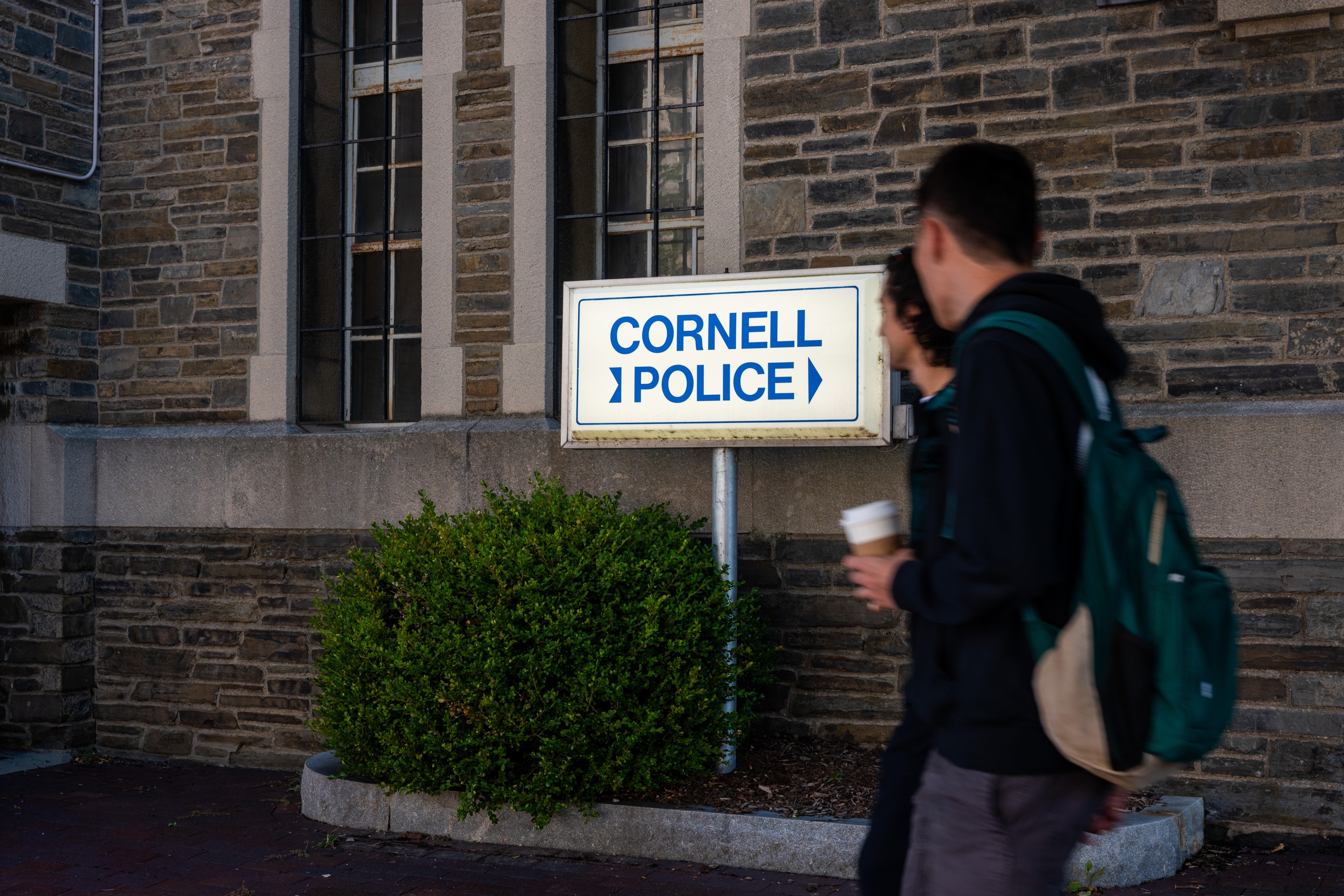 Salió a la luz una cronología detallada del caso de la exestudiante de la Universidad de Cornell que denuncia haber sido víctima de una violación en grupo por parte de siete miembros masculinos de una fraternidad mientras se encontraba bajo los efectos de las drogas en una fiesta en una casa, lo que aporta información nueva sobre cómo decidió luchar para que se hiciera justicia