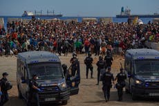 Autoridades de UE se reúnen para reforzar agencia fronteriza; refugiado demanda por abusos en Libia