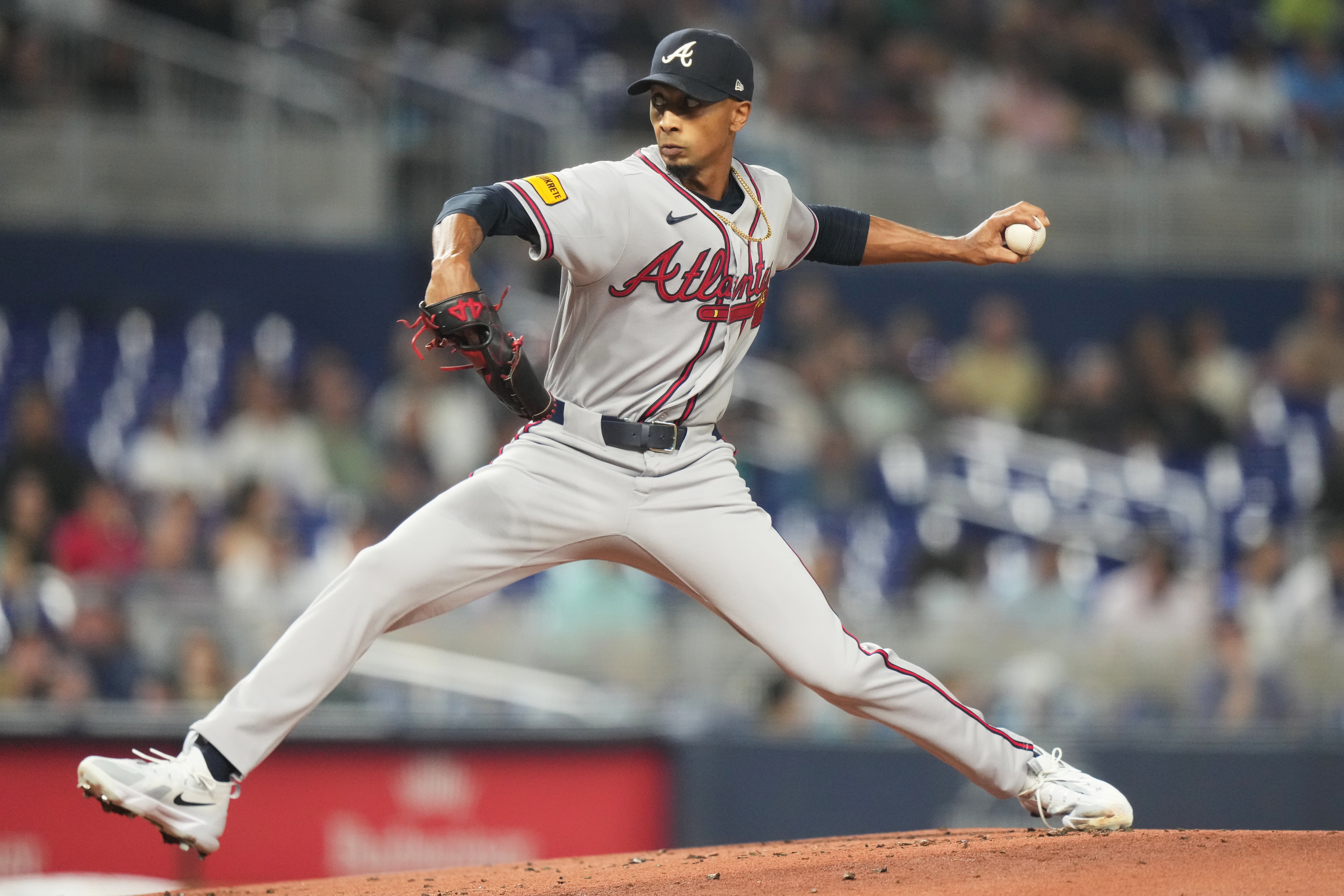 Bravos anuncian que el zurdo Ray Kerr abrirá ante Aaron Nola de Filis en la serie de comodín