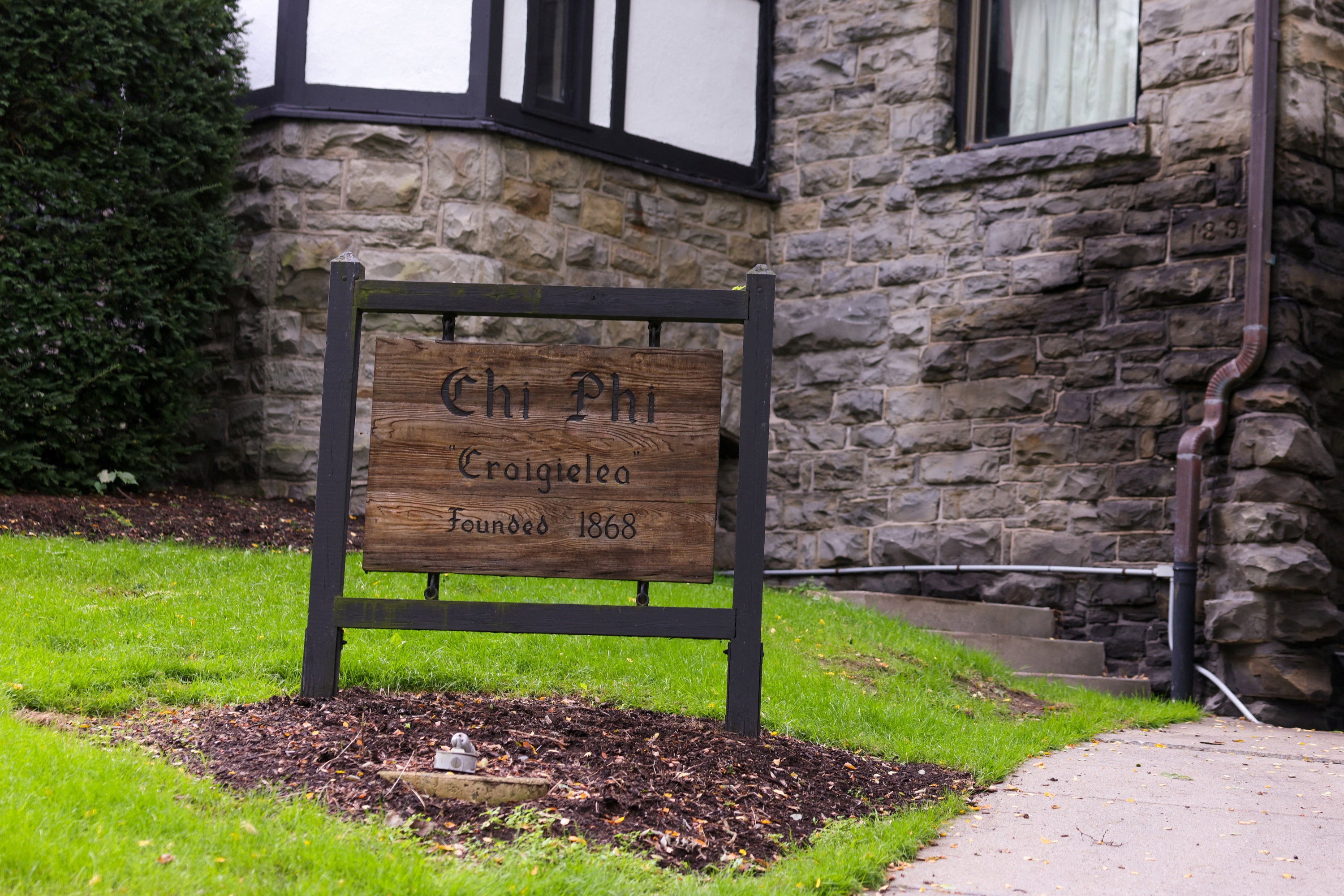 Un cartel de la fraternidad Chi Phi en la Universidad de Cornell