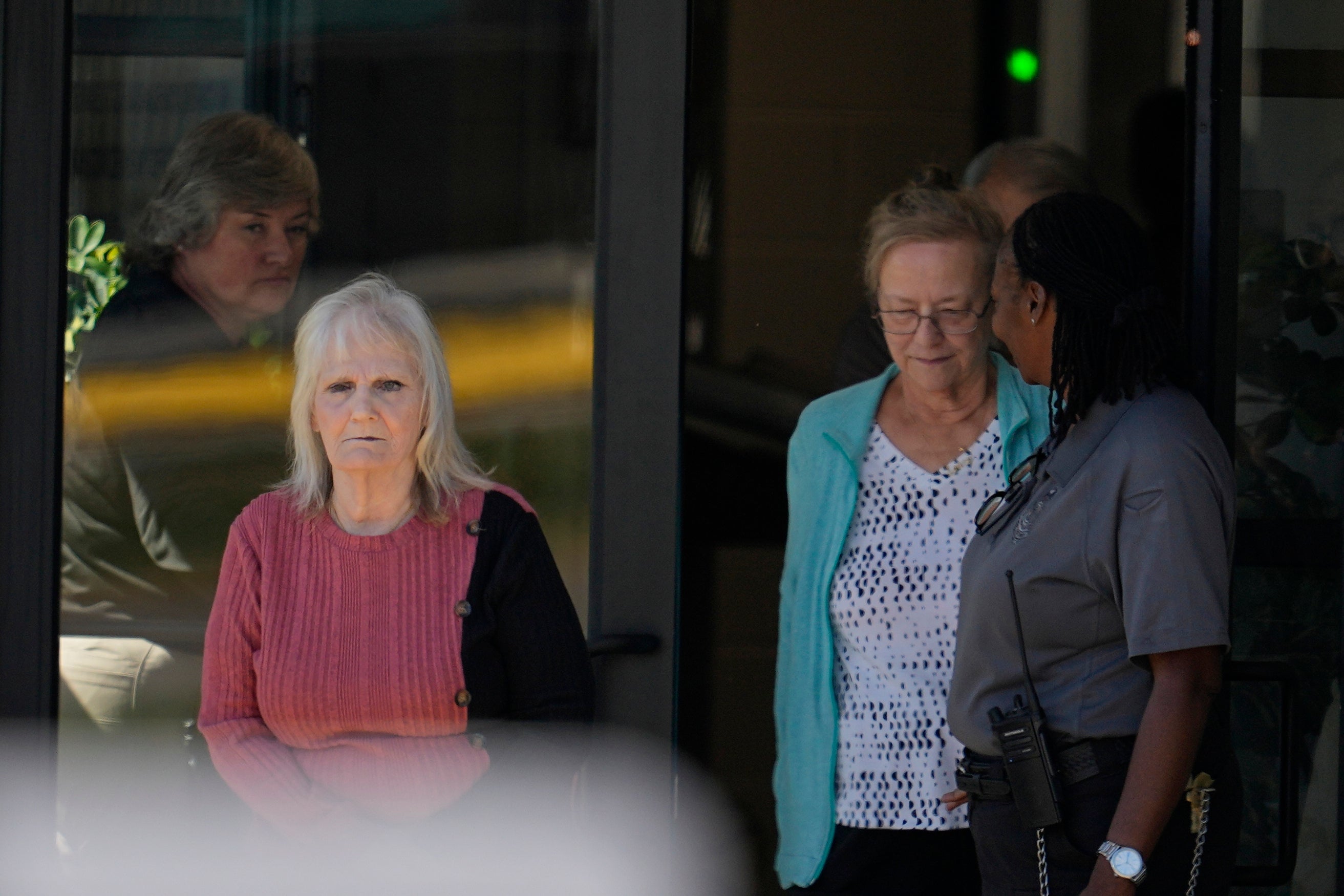 May Martinez, a la izquierda, madre de Slemmer, sale el miércoles de la Institución de Máxima Seguridad Riverbend