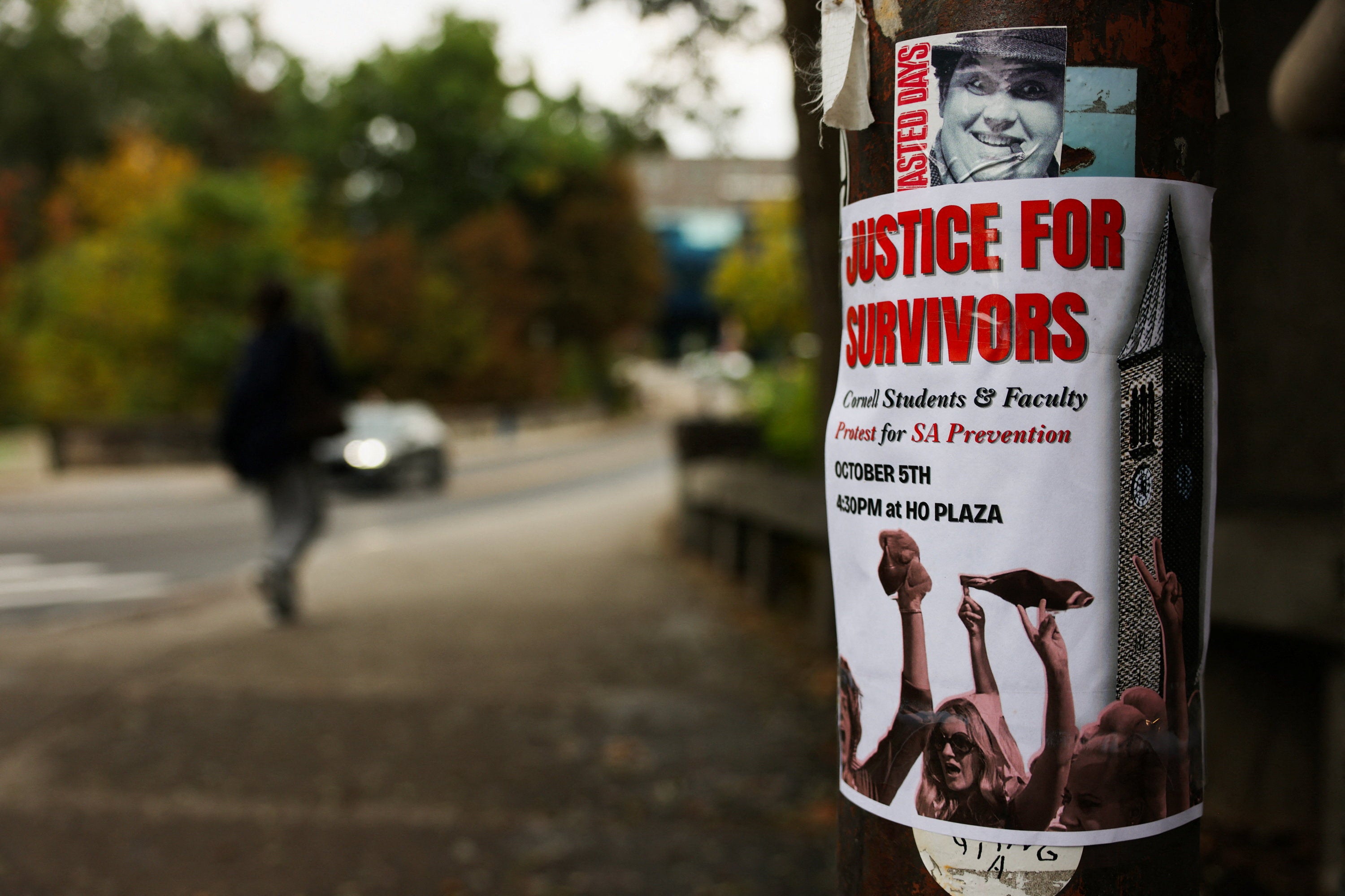 <p>Un cartel anuncia una próxima protesta para prevenir la agresión sexual en la Universidad de Cornell </p>