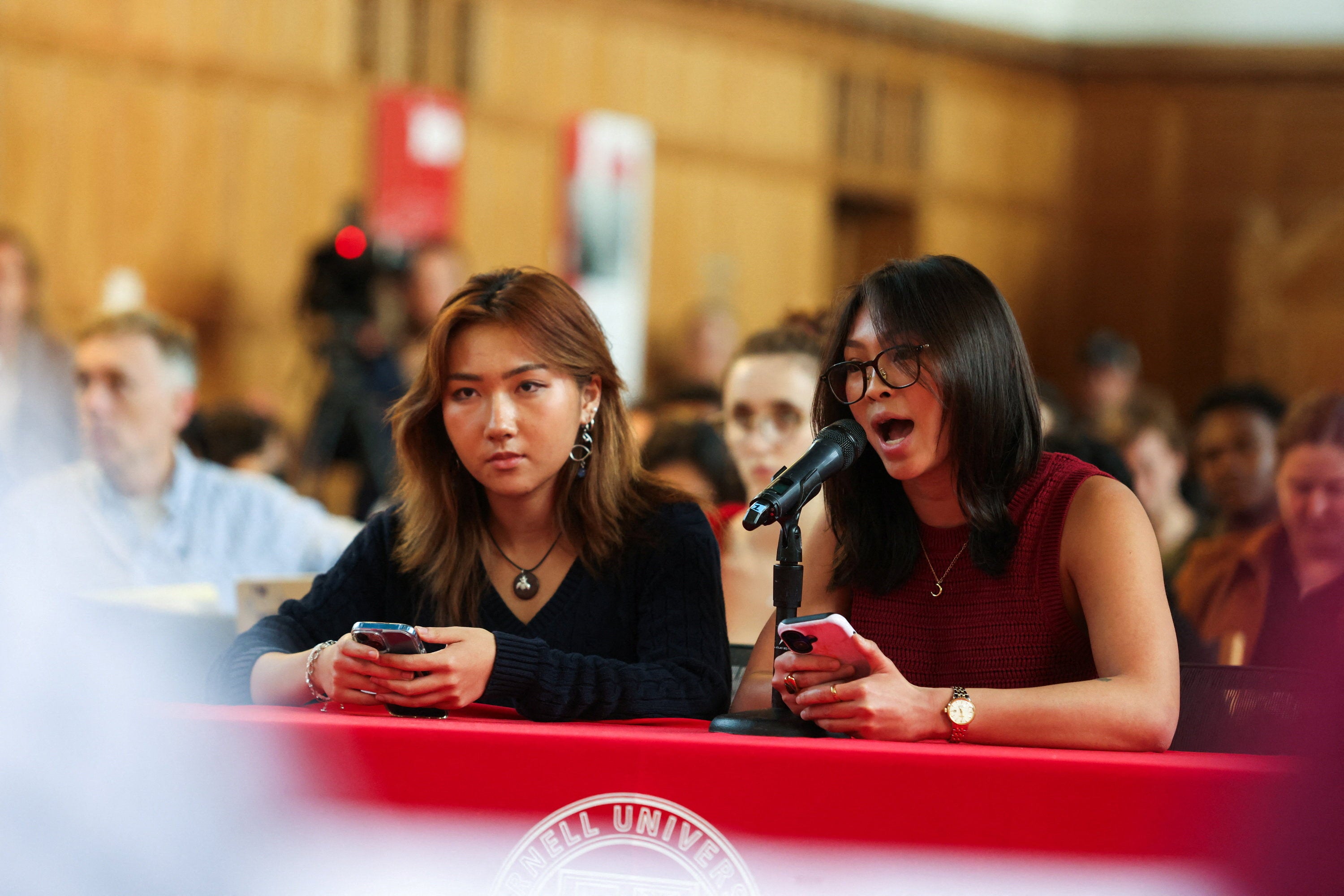 Una organización estudiantil que defiende los derechos civiles interviene durante una asamblea sobre violencia sexual celebrada esta semana en la Universidad de Cornell