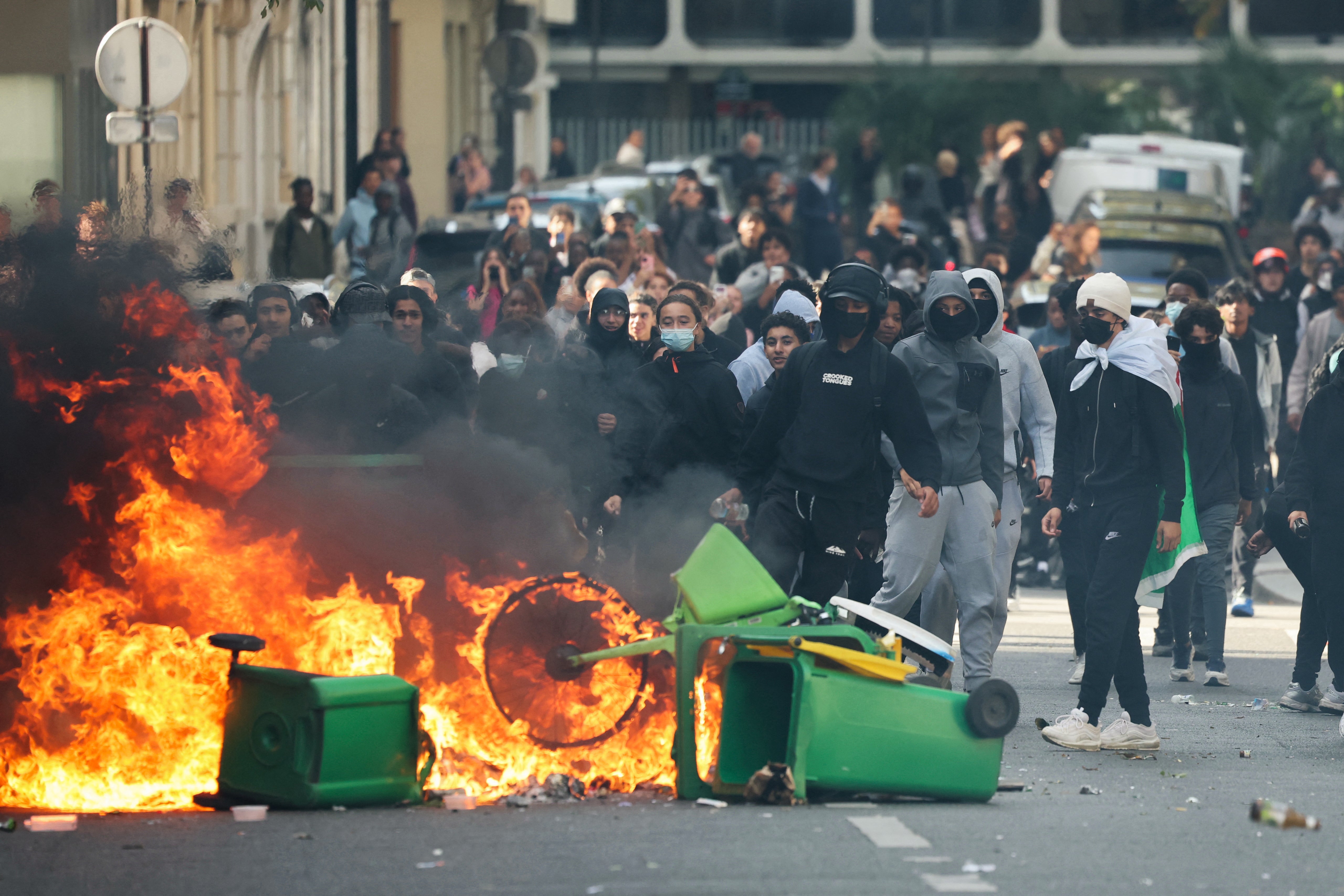 Un estudiante arroja basura al fuego durante una acción de bloqueo cerca de la Plaza de la Nación, en París, el 2 de octubre de 2026