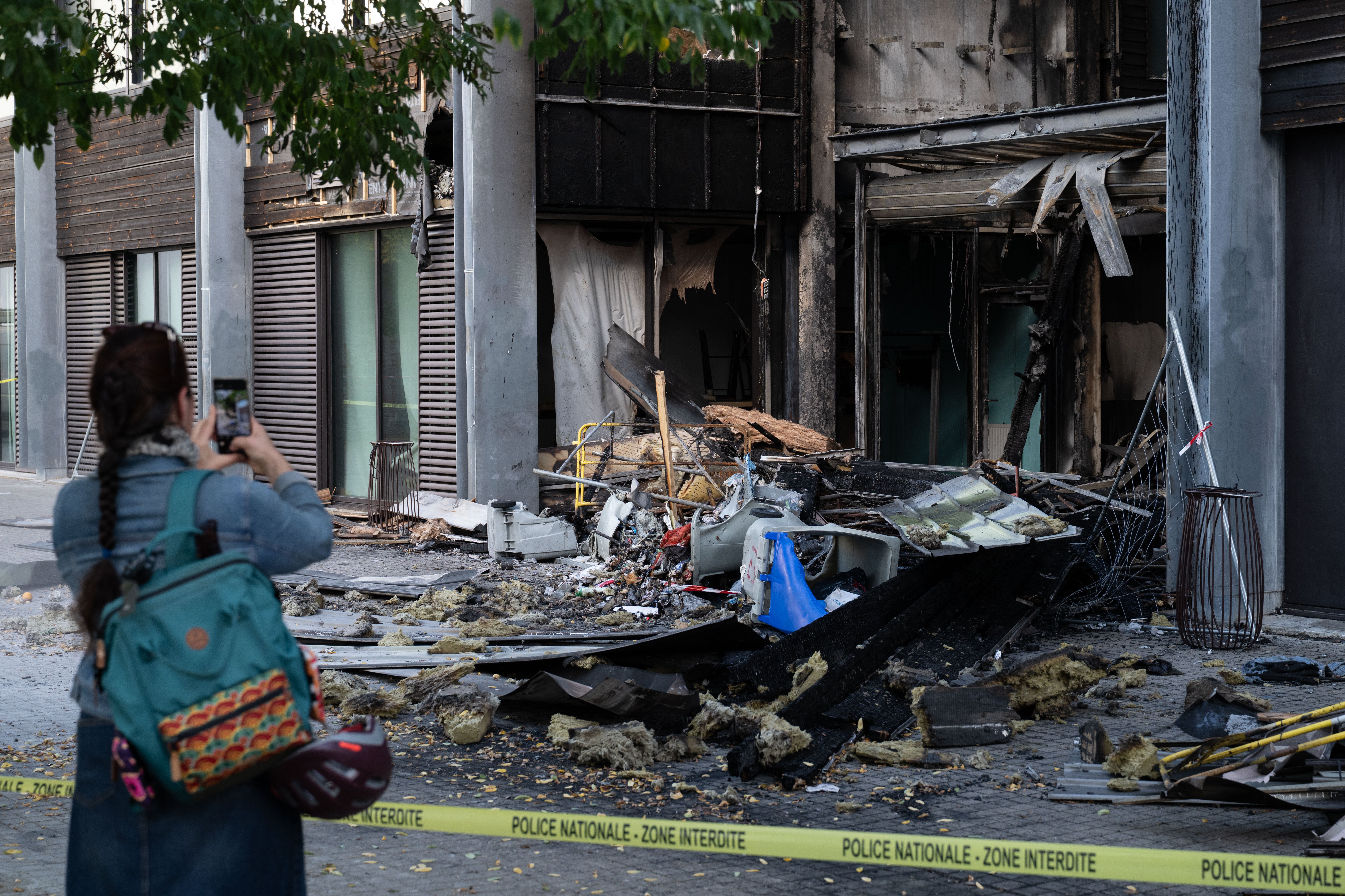La entrada calcinada de la escuela secundaria Mandela tras un incendio en Nantes
