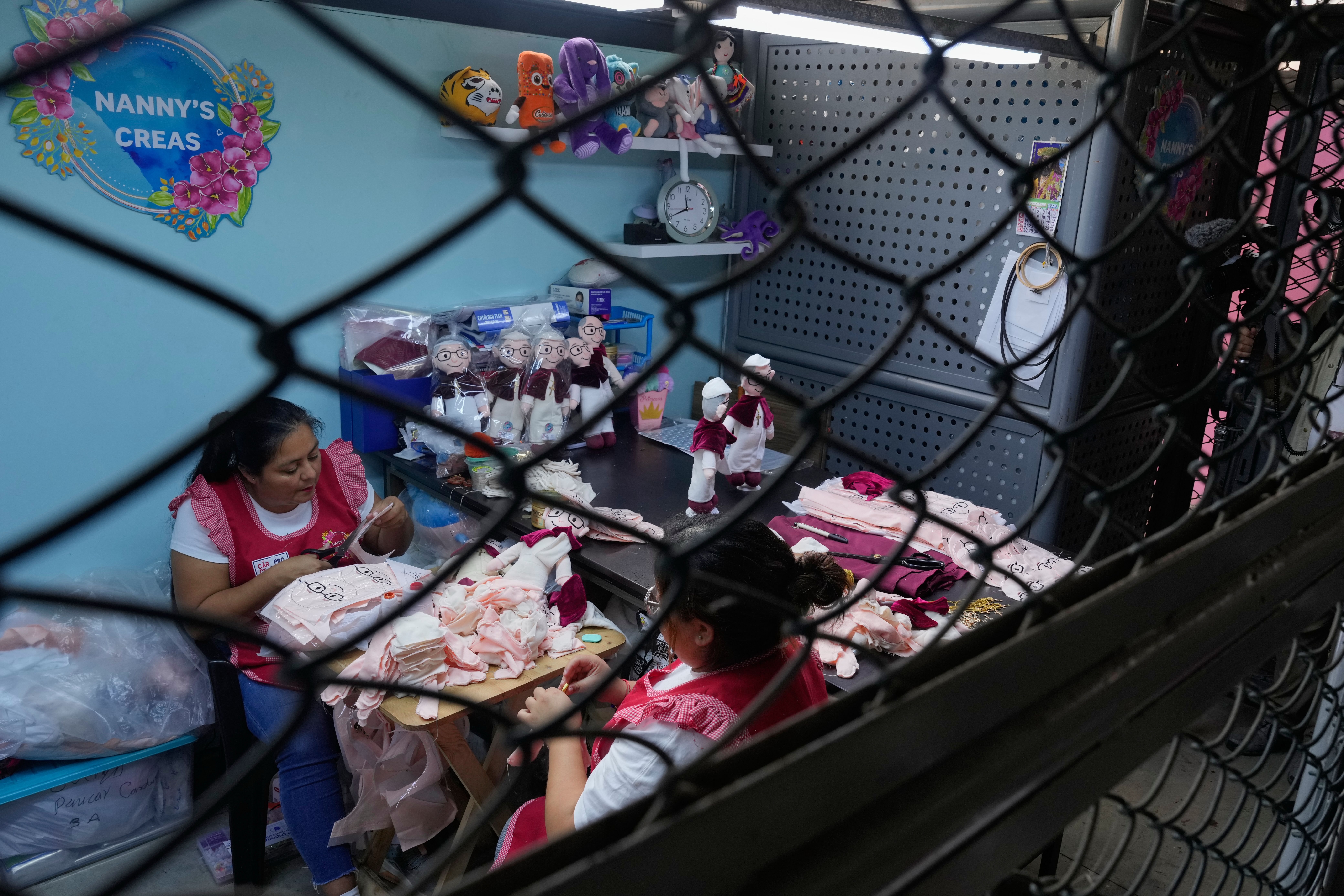 Talleres en cárcel femenina preparan adornos con la imagen de León XIV antes de su visita a Perú