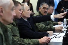 Putin observa ejercicios militares en los Urales con tropas de China y otros países