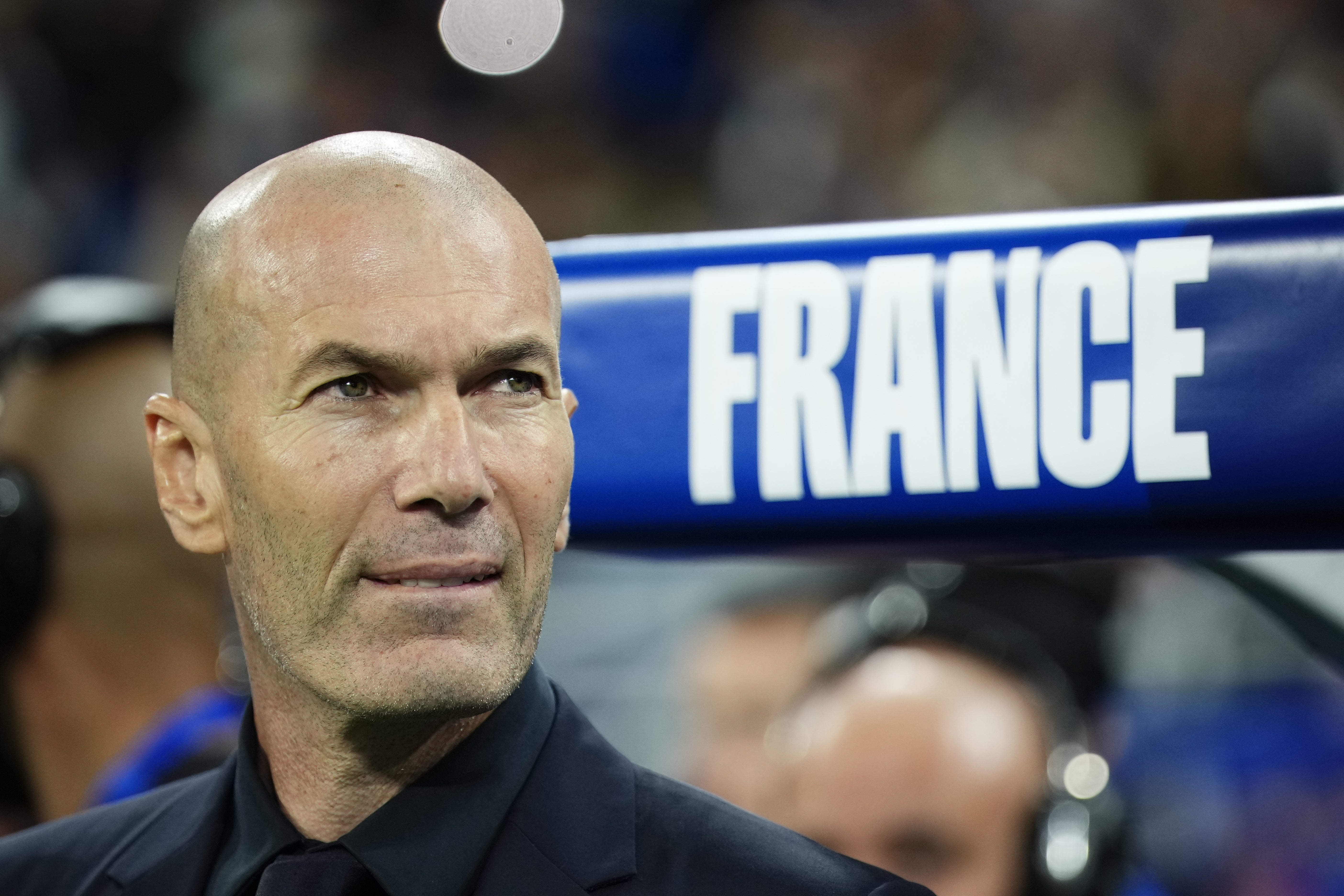 Hinchas franceses rugen por Zidane en su primer partido en casa como técnico de Francia