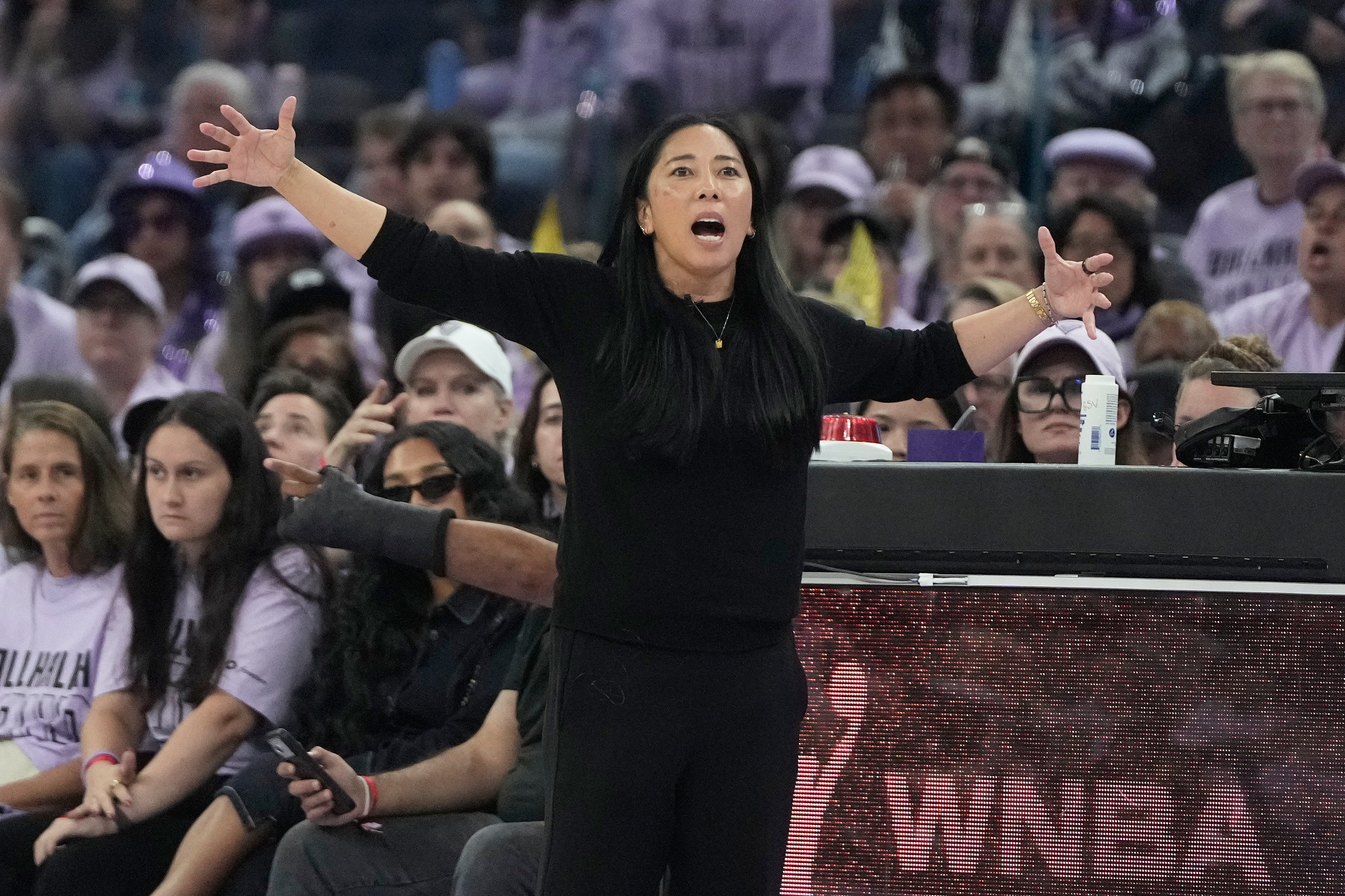 Entrenadora de Valkyries se desploma brevemente en triunfo de su equipo en la WNBA