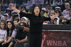 Entrenadora de Valkyries se desploma brevemente en triunfo de su equipo en la WNBA