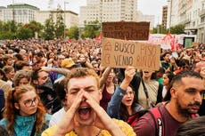 Qué saber sobre las protestas por vivienda en España tras el desalojo de Maricarmen, de 87 años