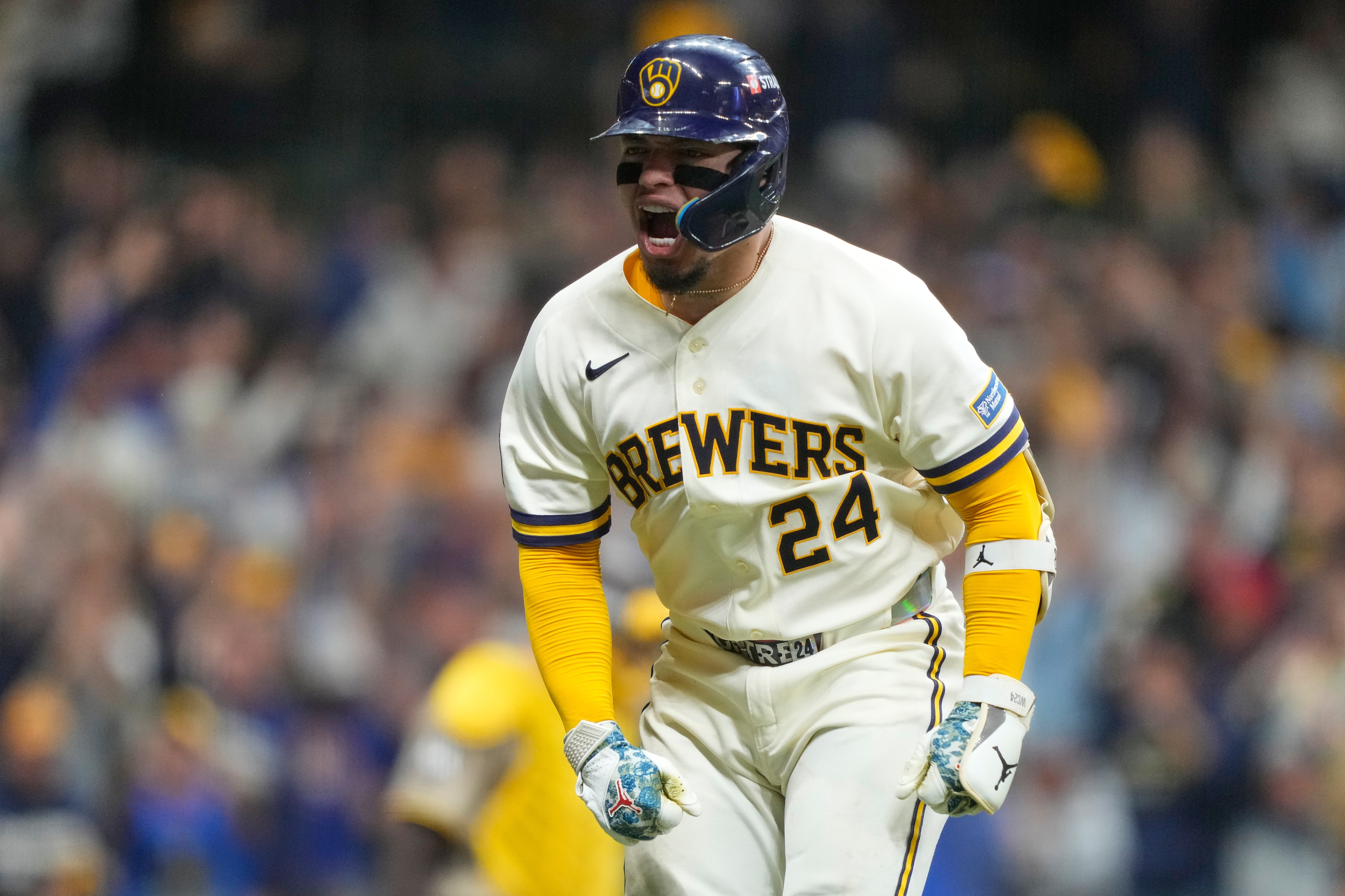 Cerveceros superan 3-2 a Padres en inicio de serie divisional con jugada insólita en la 9na