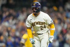 Cerveceros superan 3-2 a Padres en inicio de serie divisional con jugada insólita en la 9na