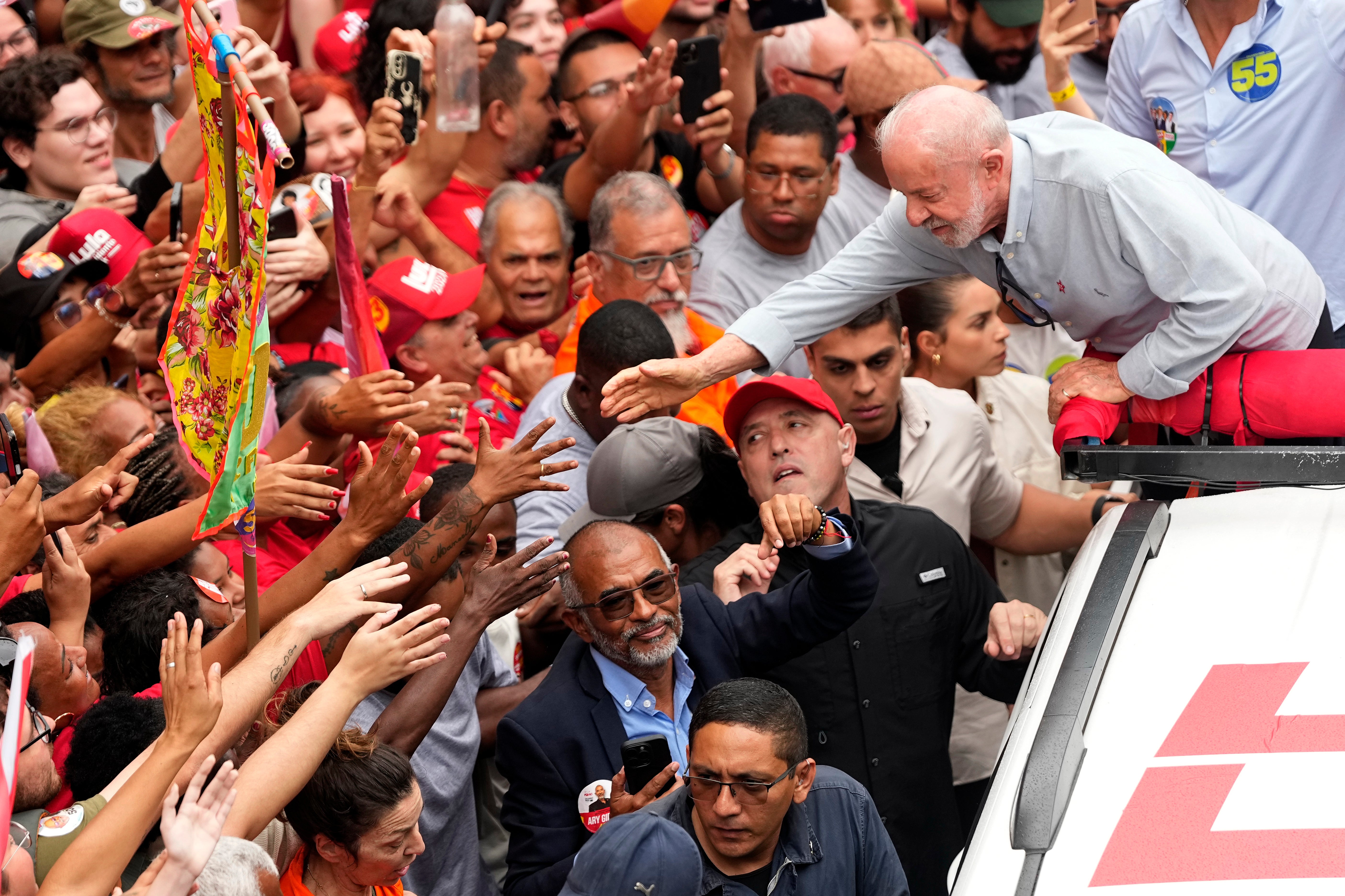 Elecciones presidenciales en Brasil enfrentan a un aliado de Trump con Lula, que busca su 4º mandato