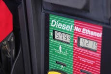 Grandes exportadores de petróleo acuerdan mantener estable la producción en noviembre