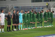 Futbolistas de Irlanda vuelven a usar brazaletes negros y rechazan dar la mano a Israel