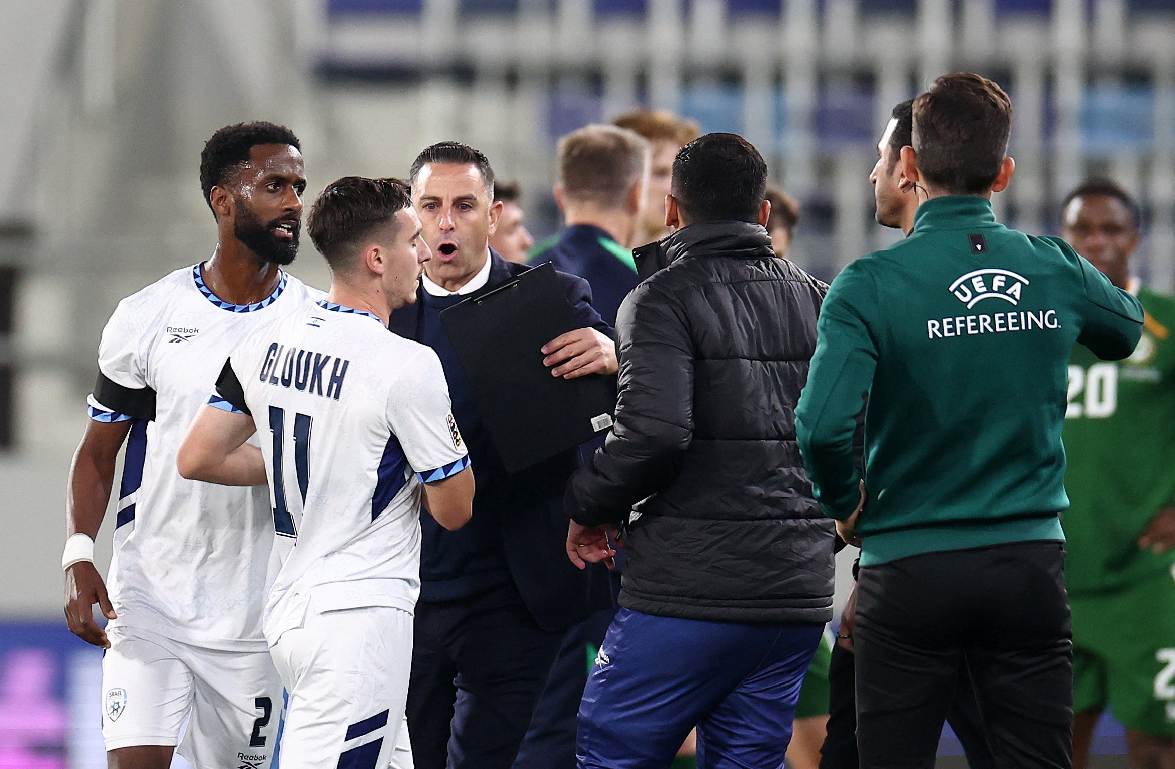 <p>Jugadores y miembros de los cuerpos técnicos de Irlanda e Israel se enfrentan durante el partido</p>