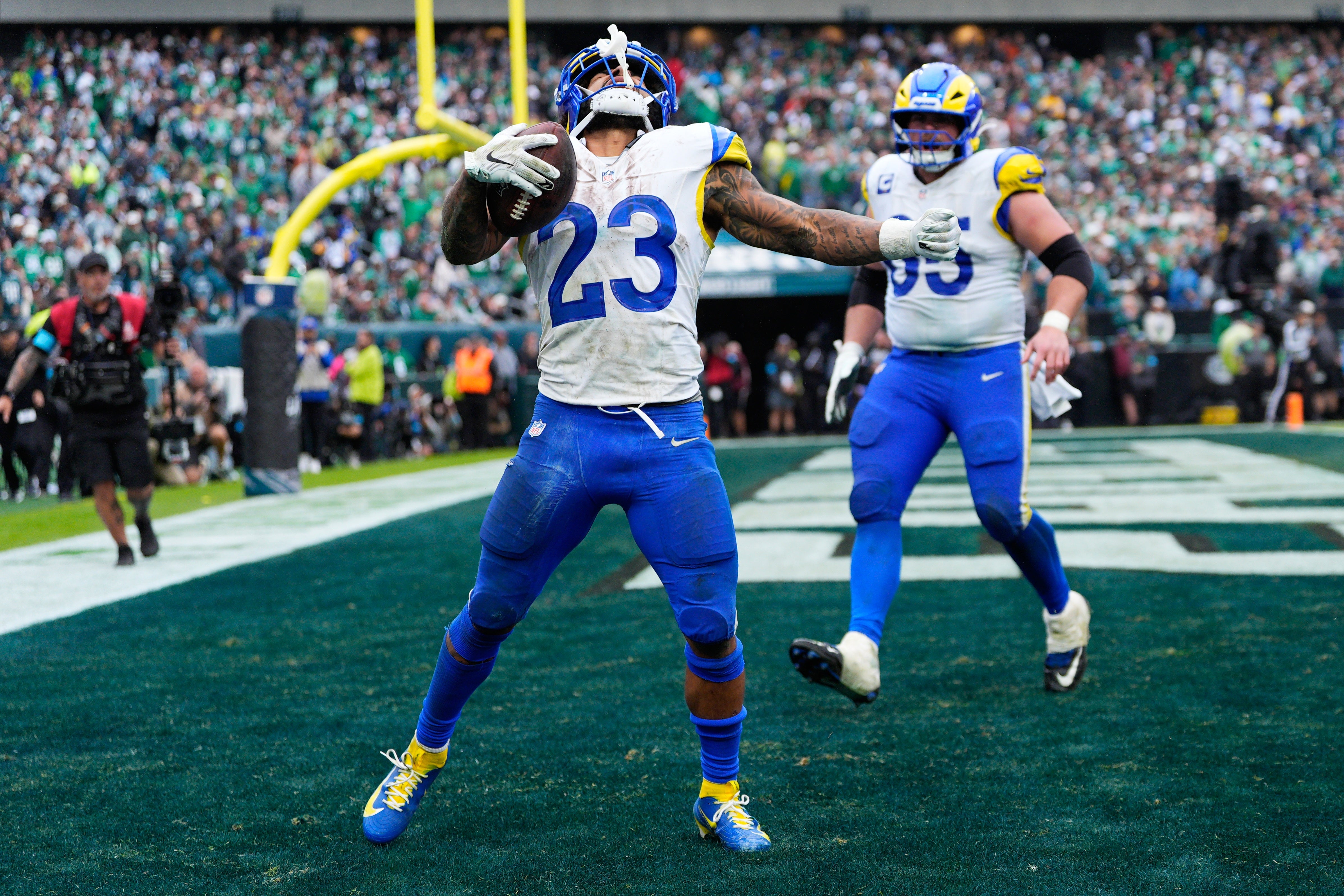 Rams remontan 10 puntos en los últimos minutos y vencen por 24-20 a Eagles