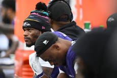 Lamar Jackson se pierde la 2da mitad por esguince en tobillo. Ravens esperan que no sea grave