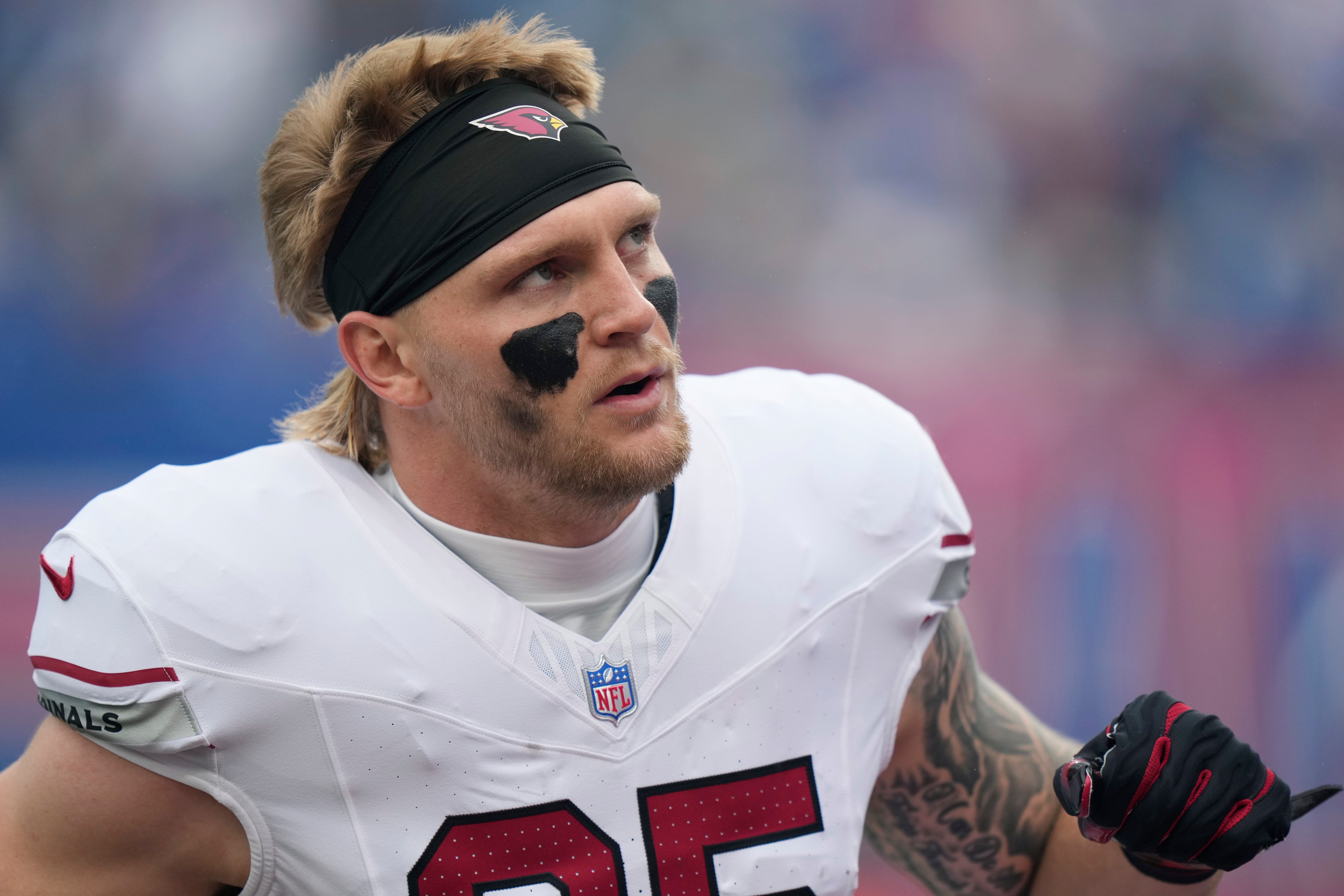 La NFL investiga a un árbitro por insultar al ala cerrada de Cardinals Trey McBride