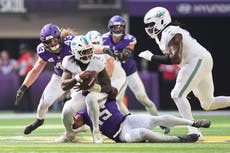 Vikings invictos mantienen a Dolphins sin triunfos con defensa dominante y pateos de Reichard