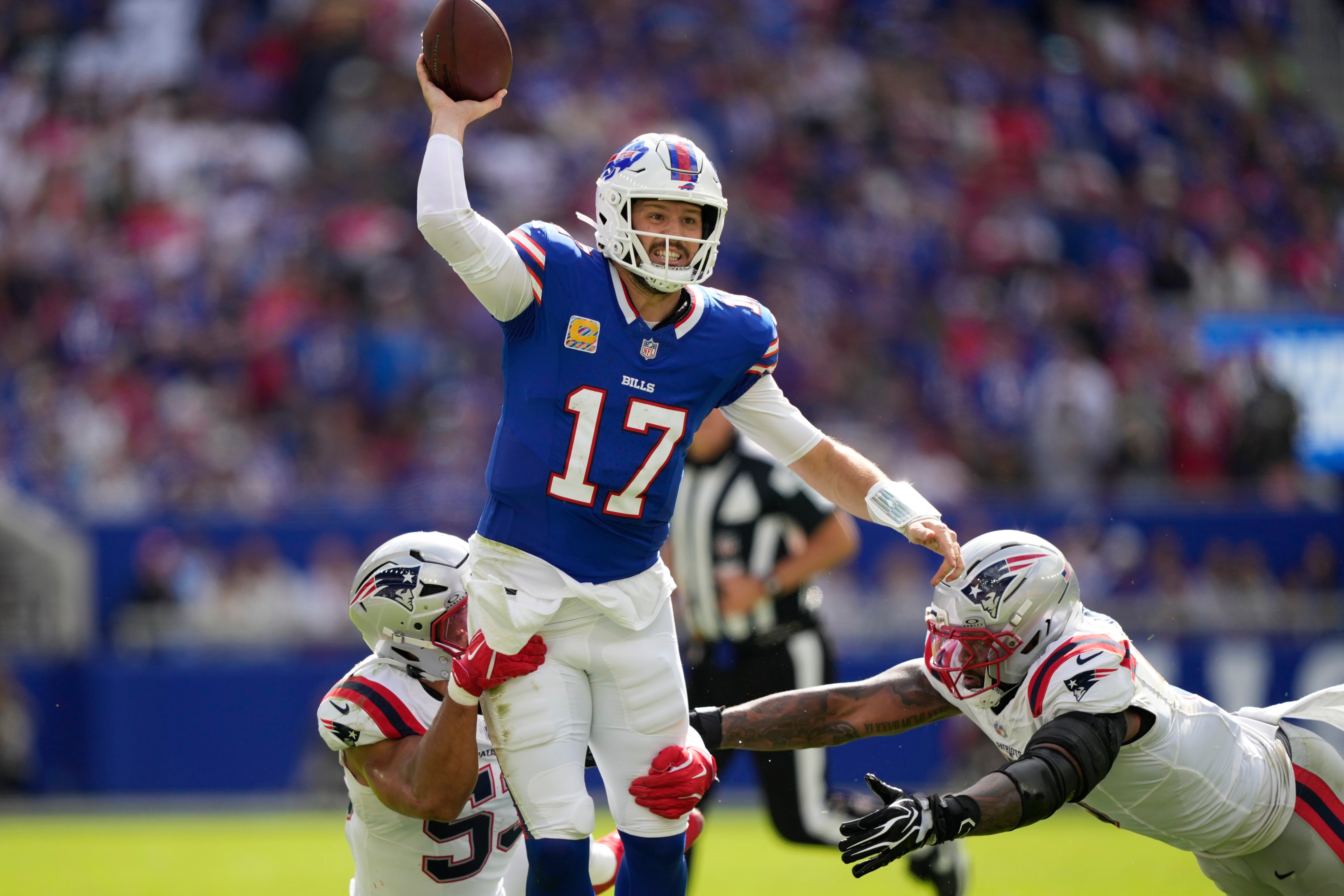Josh Allen lamenta no haber tirado el balón fuera tras la intercepción que selló derrota de Bills