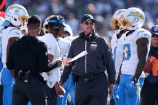 Jim Harbaugh respalda a Mike McDaniel en medio de los problemas ofensivos de Chargers
