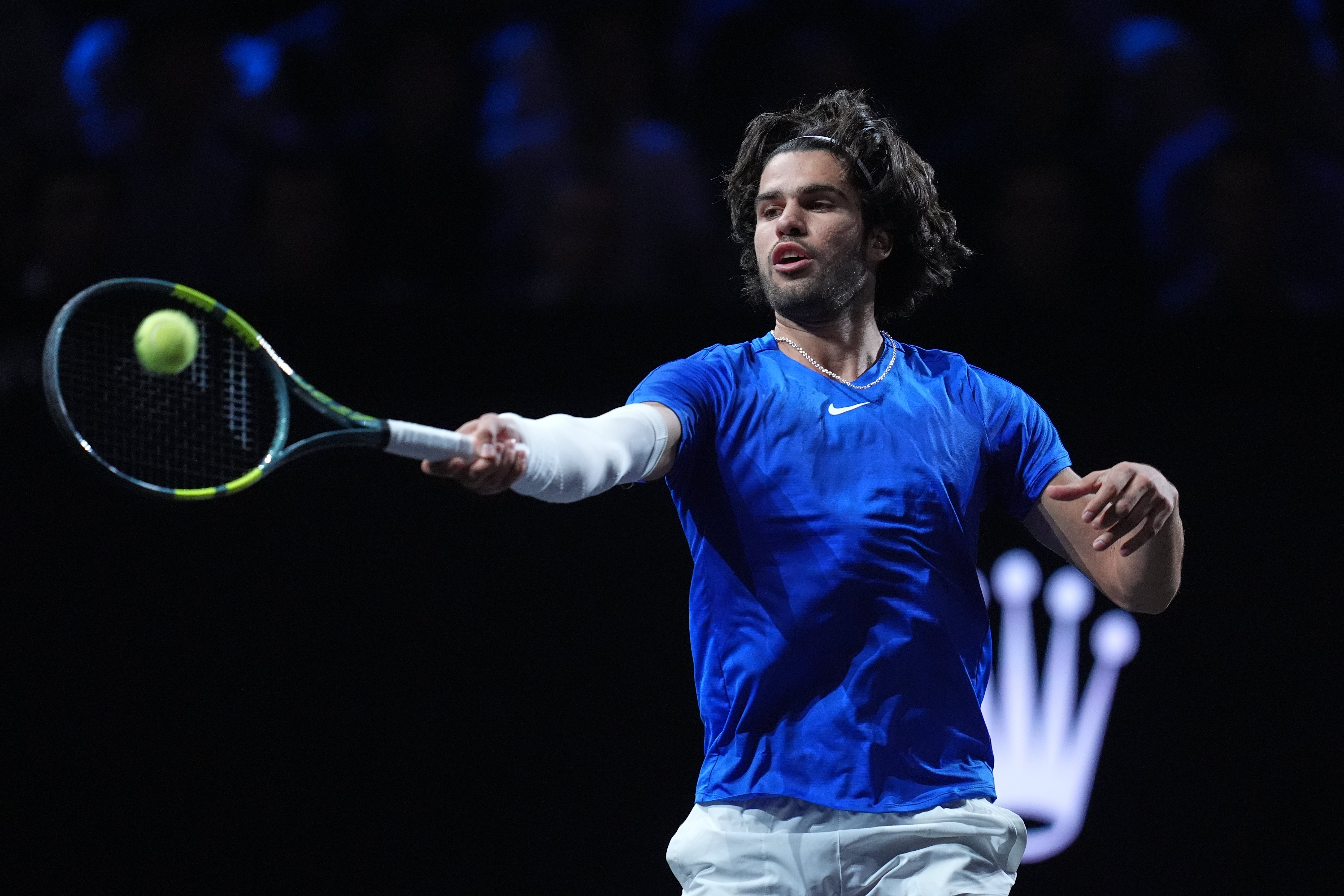 Carlos Alcaraz pierde 16 puntos seguidos antes de remontar y avanza a la final del Abierto de Japón