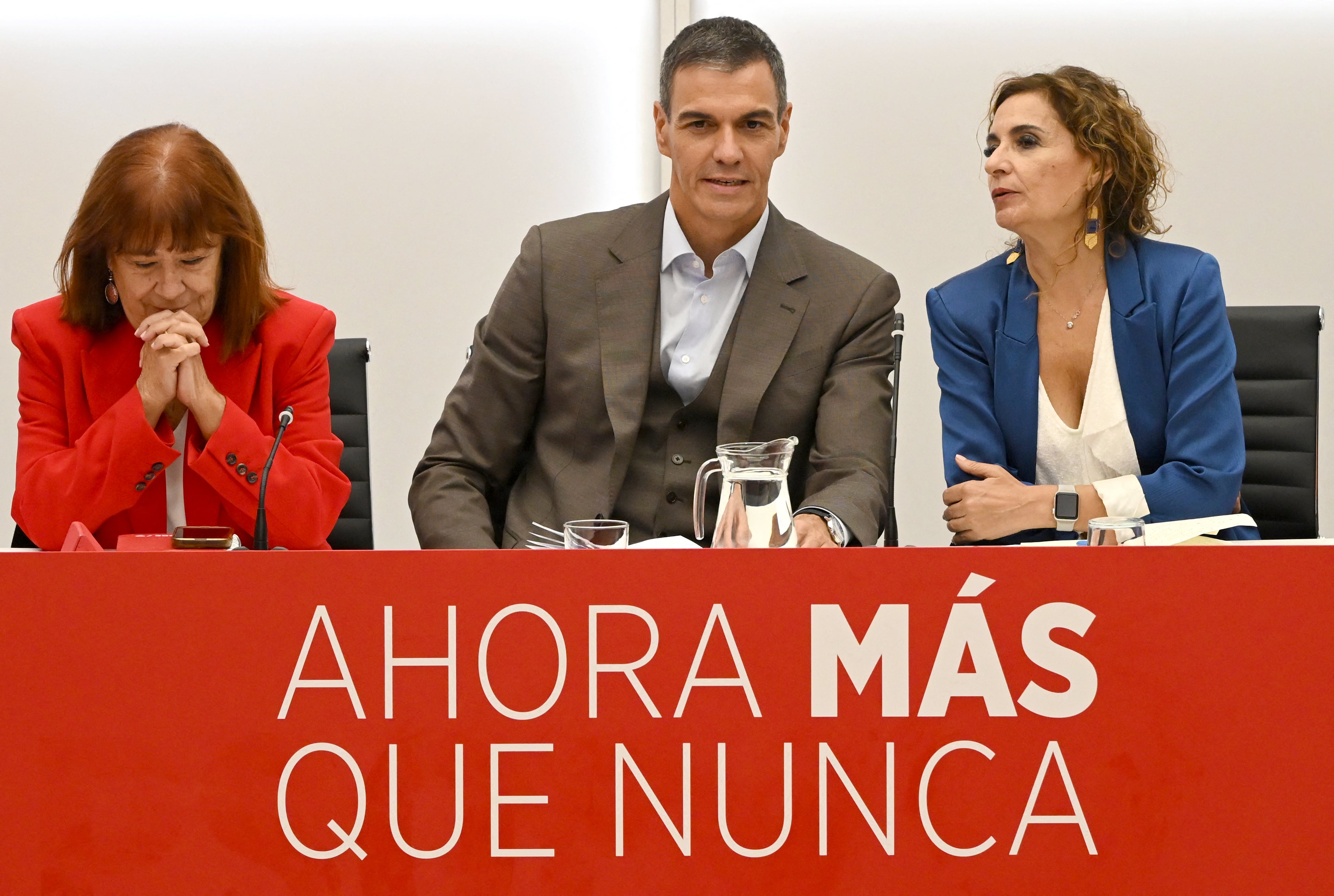 El primer ministro español, Pedro Sánchez, convocó elecciones anticipadas para el 29 de noviembre tras la derrota del proyecto de ley de vivienda, durante un discurso televisado el 5 de octubre de 2026