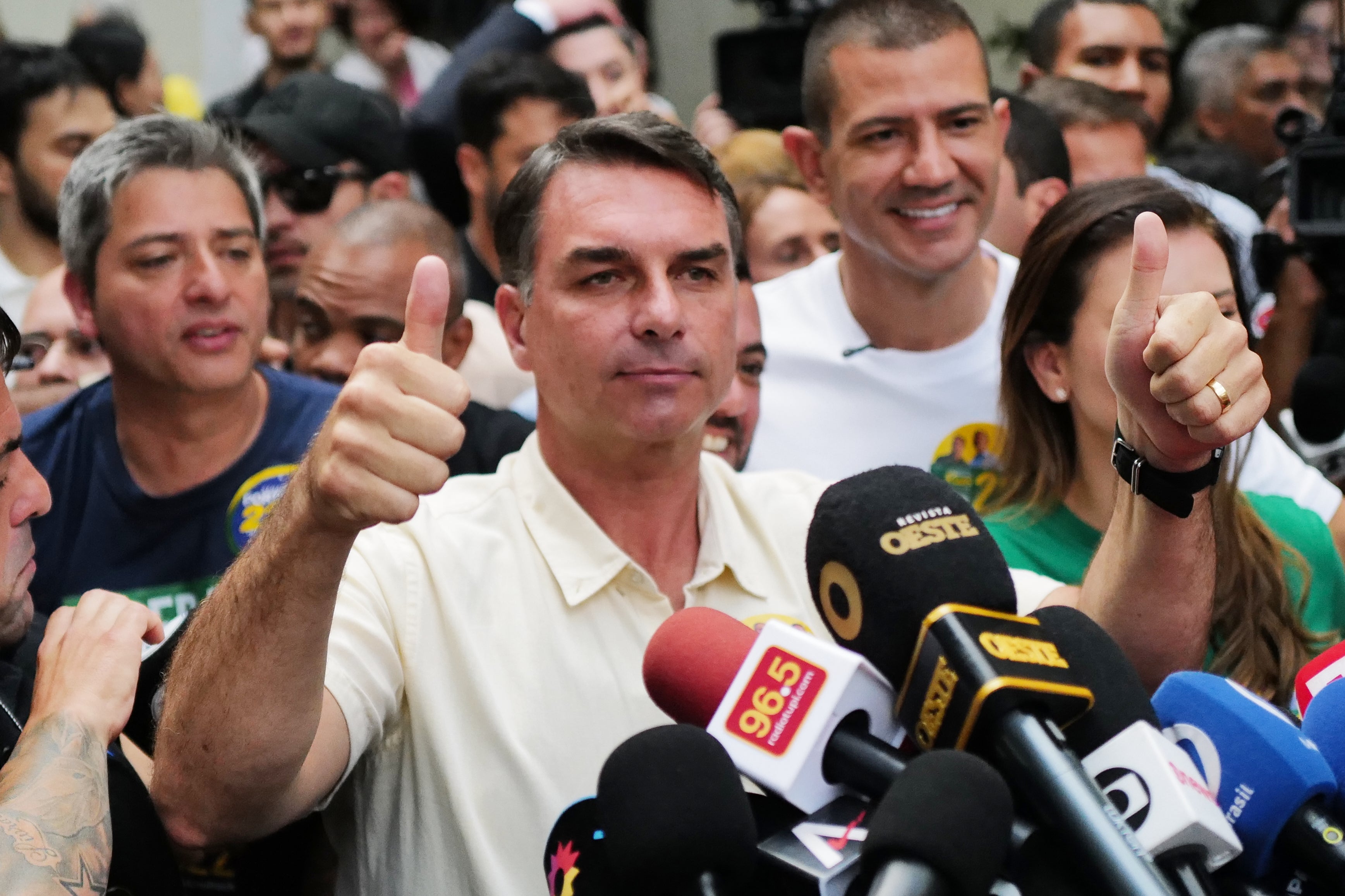 El candidato presidencial de la oposición, el senador Flavio Bolsonaro, habla tras votar en las elecciones generales celebradas en Río de Janeiro el domingo 4 de octubre de 2026