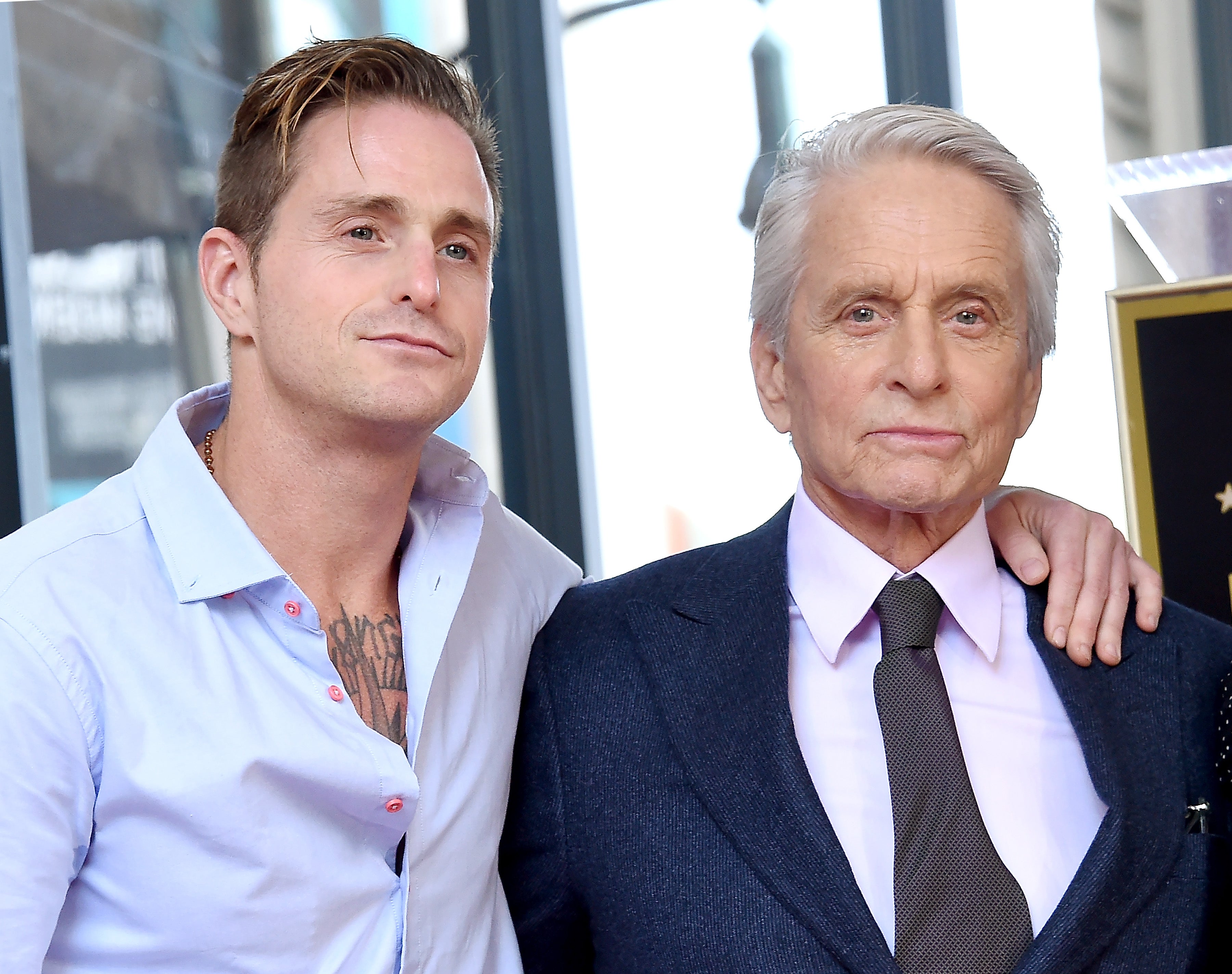 Michael Douglas afirma que Julia Roberts tenía el brazo alrededor de su hijo, Cameron (a la izquierda), en una fiesta de los Globos de Oro cuando este tenía 13 años