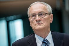 Alemania detiene a un exjefe de inteligencia sospechoso de traición y vender secretos de Estado