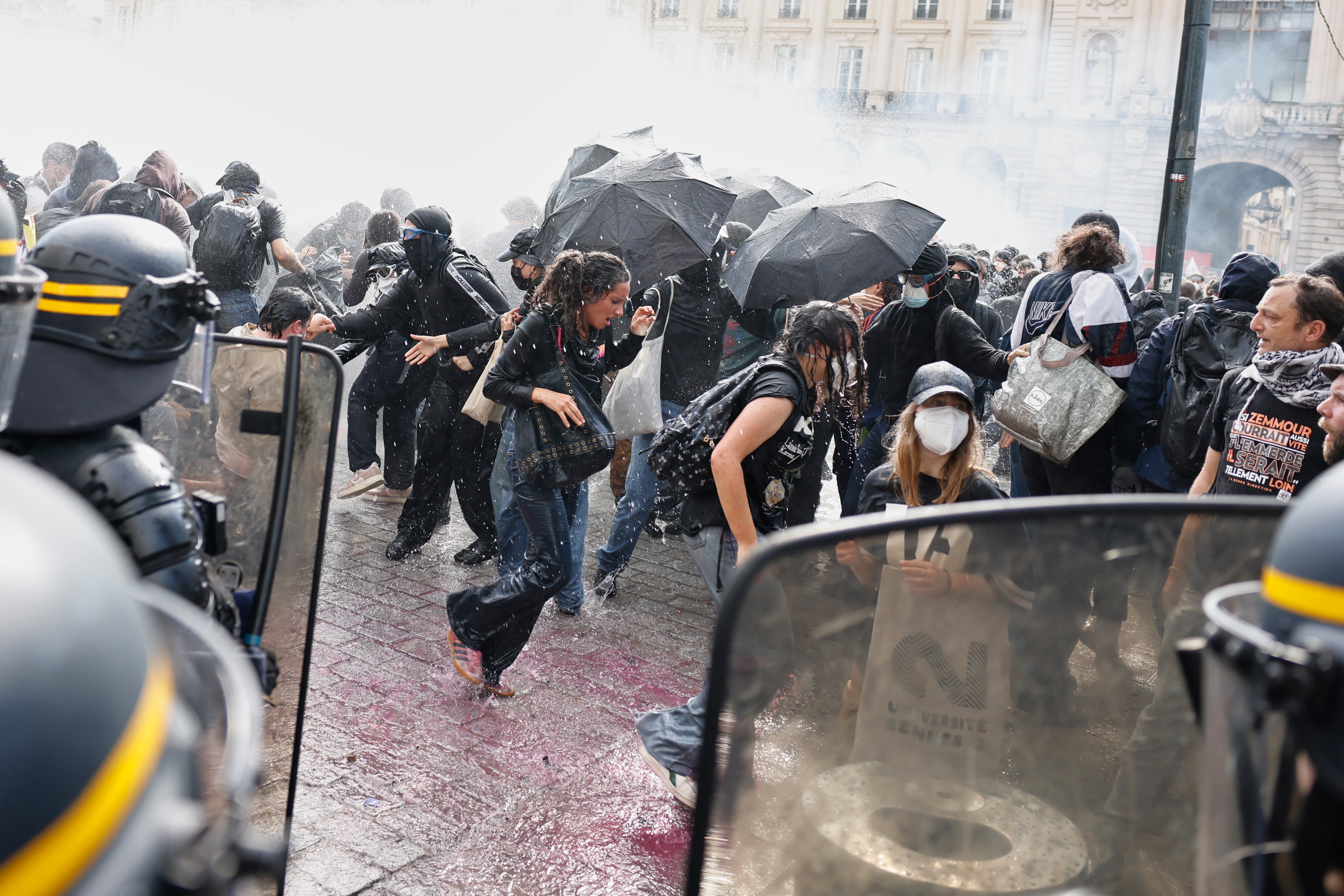 La policía utilizó cañones de agua contra los manifestantes para dispersar a la multitud