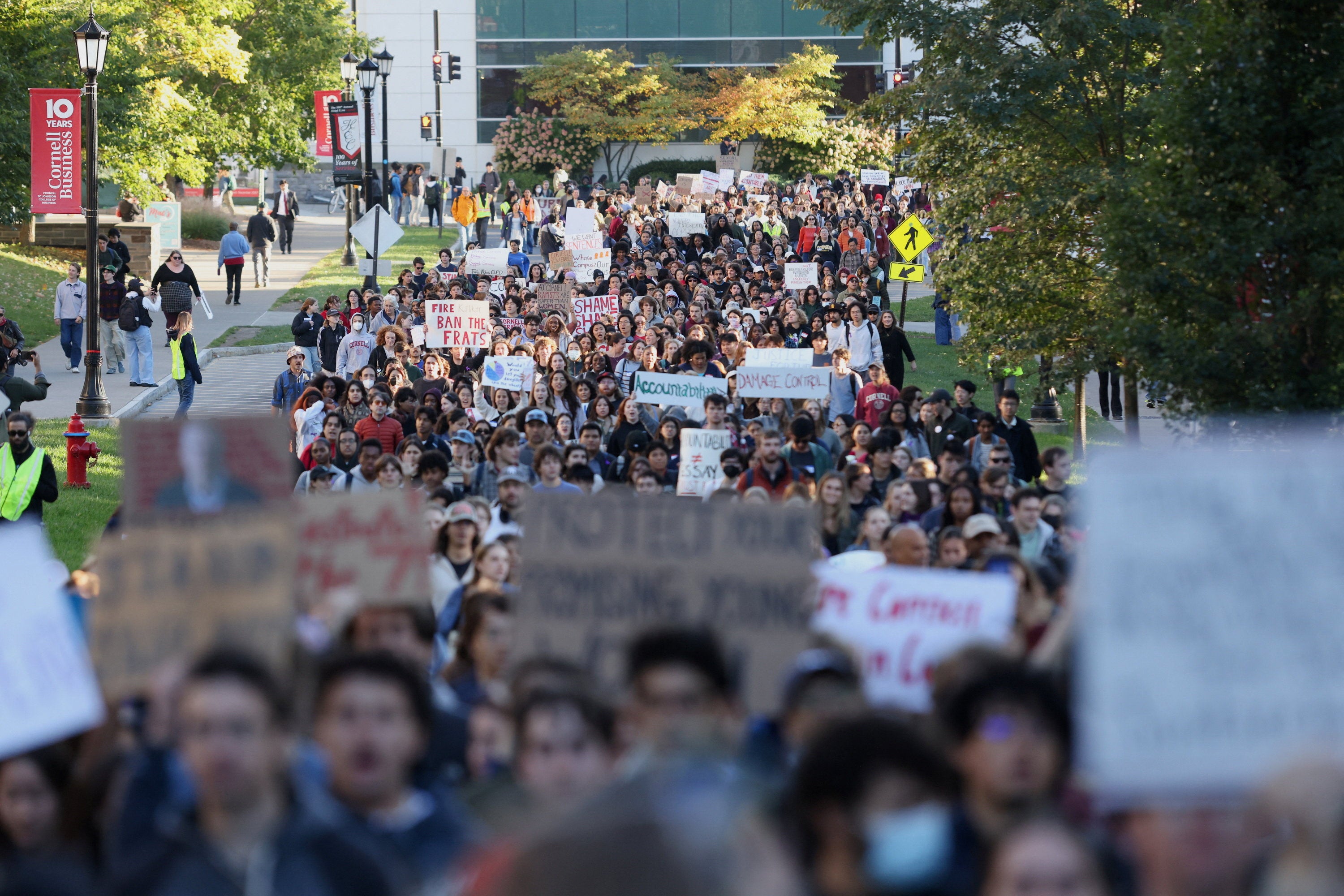Estudiantes han realizado protestas multitudinarias en el campus de la Universidad de Cornell en respuesta a la gestión del caso por parte de la institución