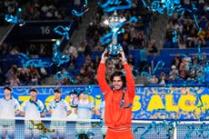 Carlos Alcaraz revalida el título del Abierto de Japón tras lesión de muñeca