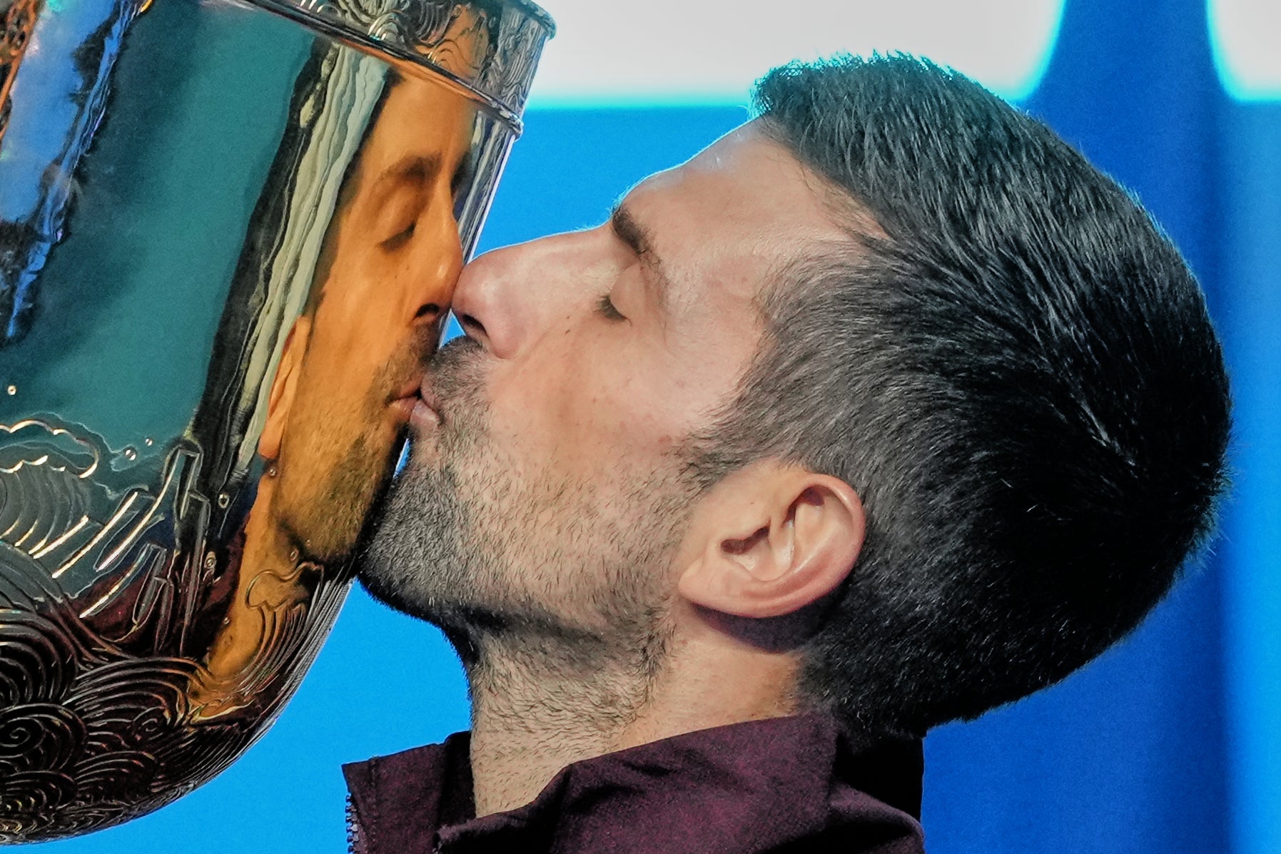 Djokovic conquista su 7mo título del Abierto de China tras retiro por lesión de De Miñaur
