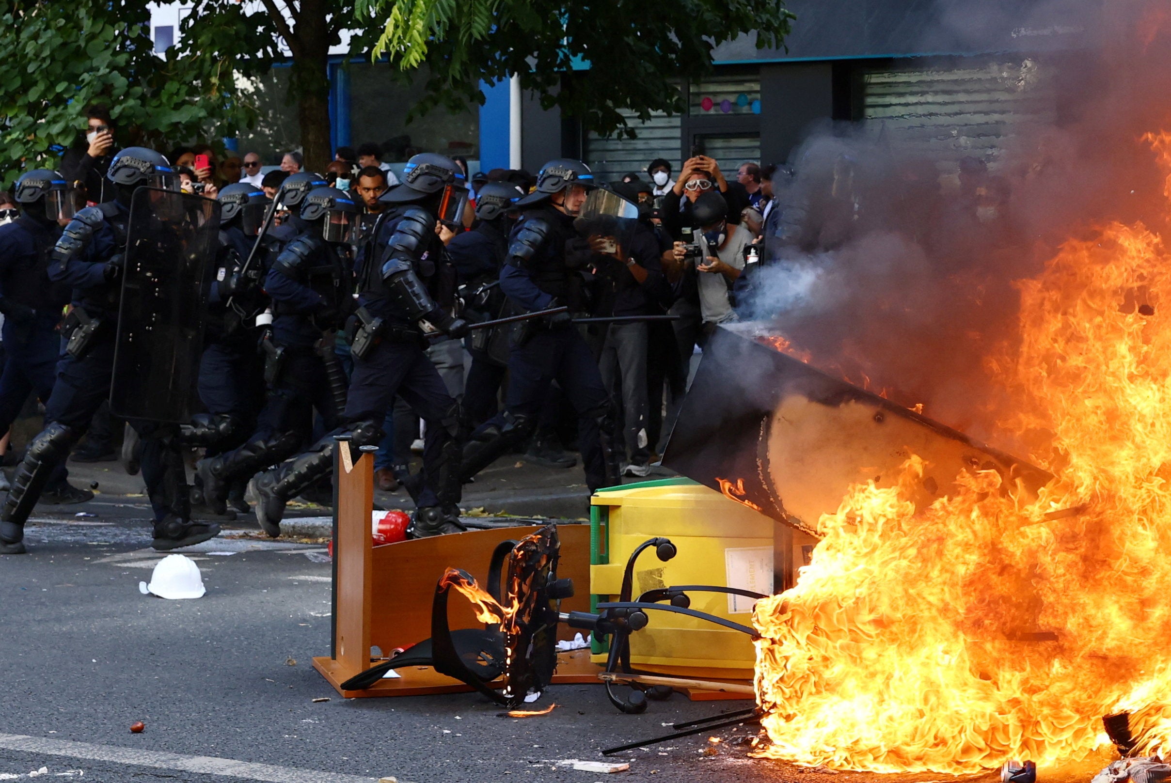Los manifestantes incendiaron las calles de Lyon