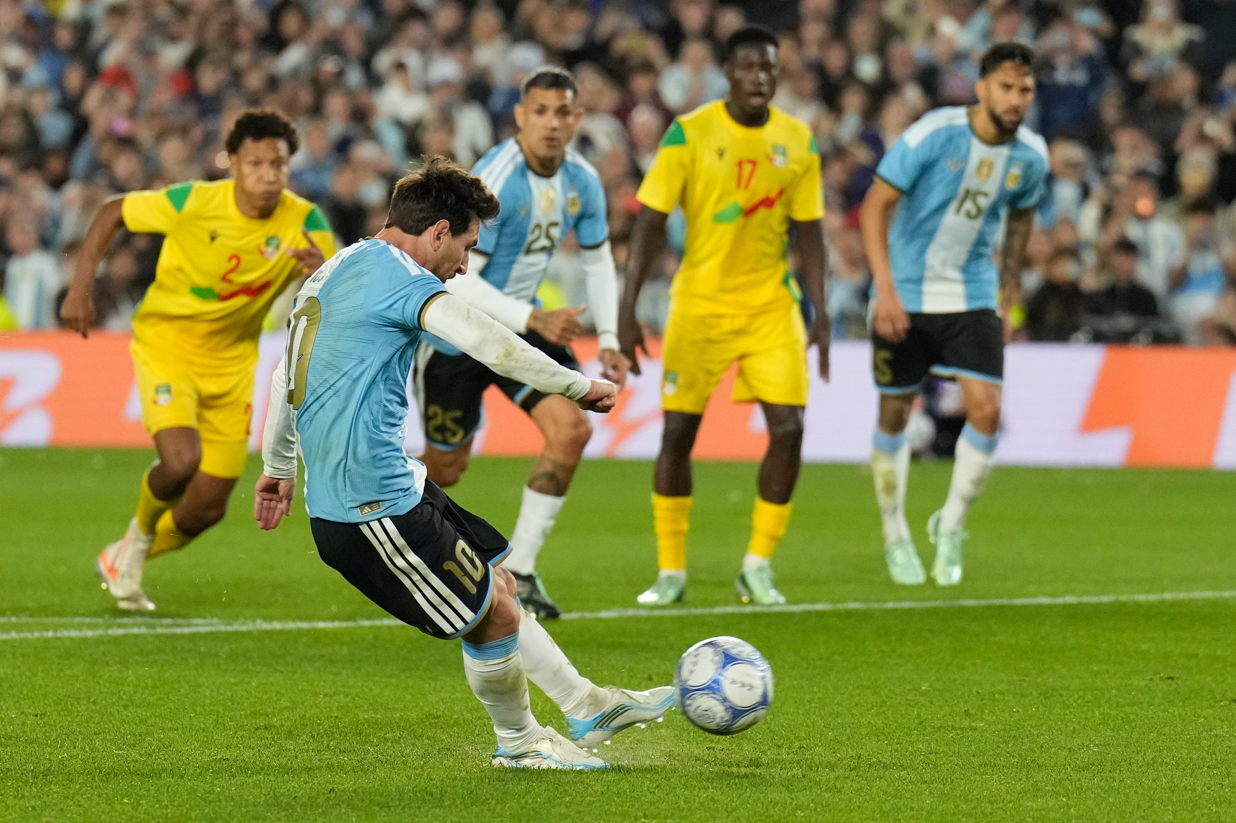 AP Fotos: Con 1 gol y 2 asistencias, Messi pone fin a su paso con la selección argentina