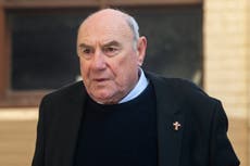 Condenan a exobispo católico australiano por abusar de hombres indígenas
