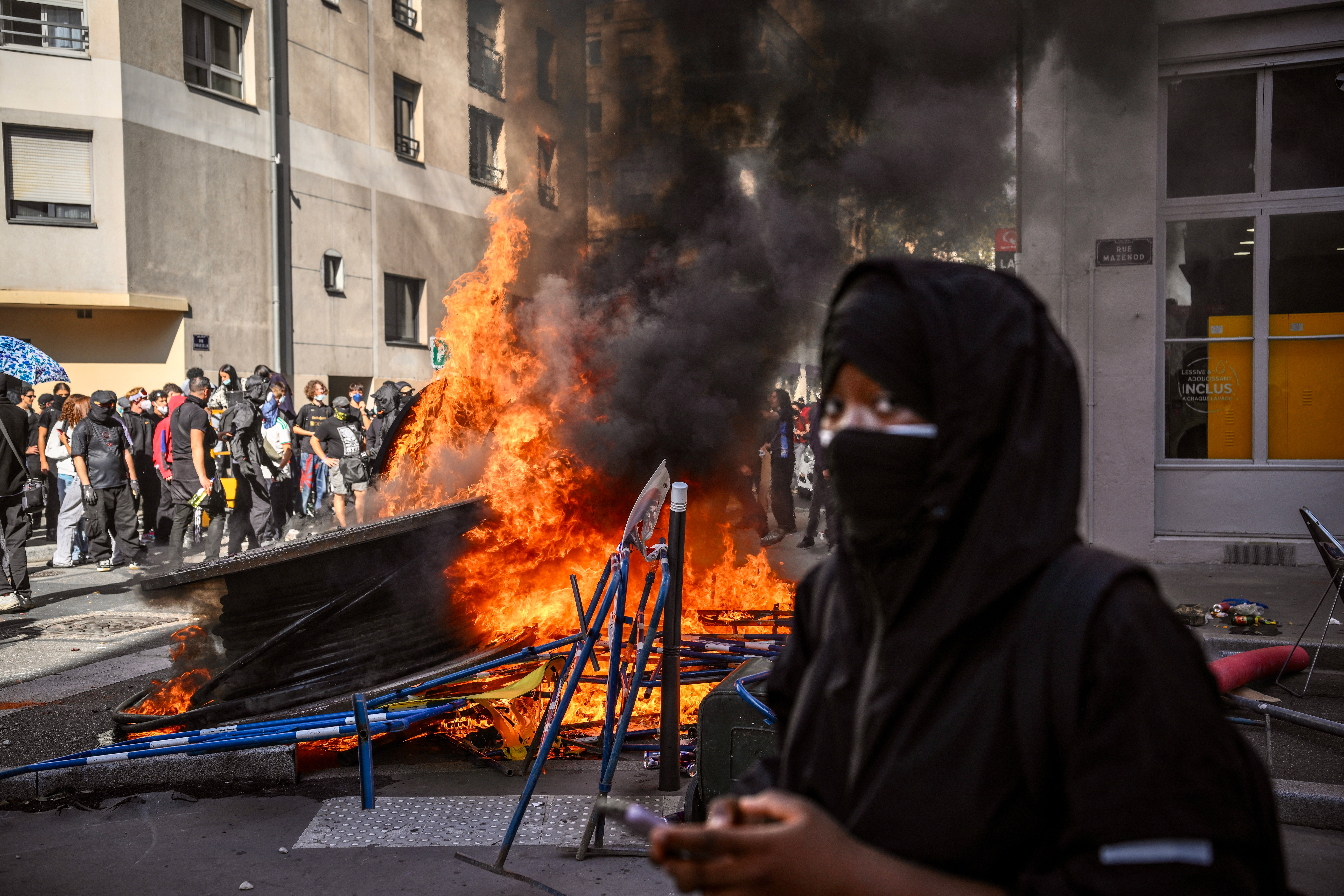 Manifestante observa junto a un fuego durante una manifestación de estudiantes de preparatoria, como parte de un movimiento de protesta a nivel nacional por las condiciones de estudio, en Lyon, el 6 de octubre de 2026