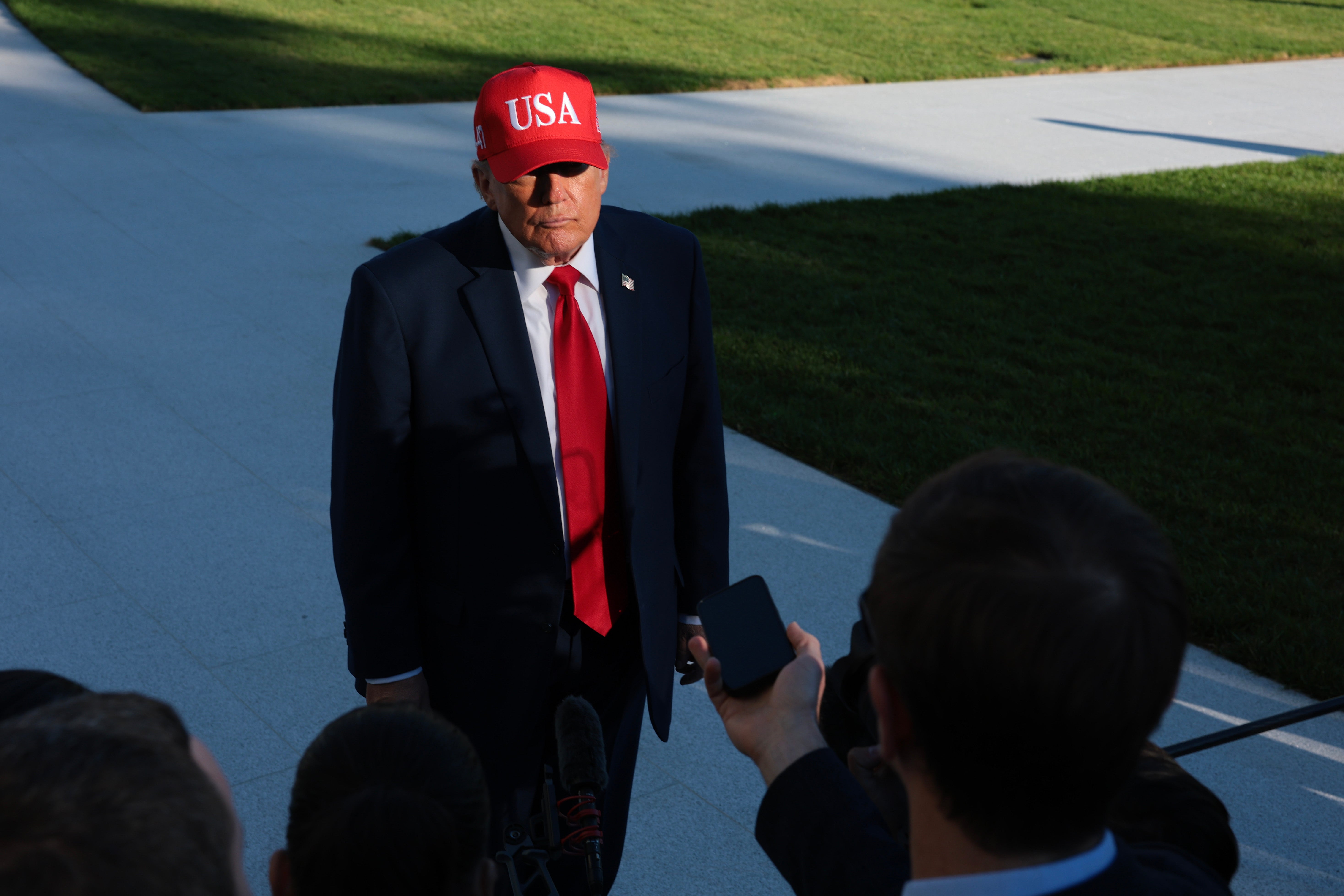 El presidente Trump aseguró a los periodistas que “muy pronto” tendrá una llamada con el presidente ruso Putin, tras una presunta muerte por peste en Siberia